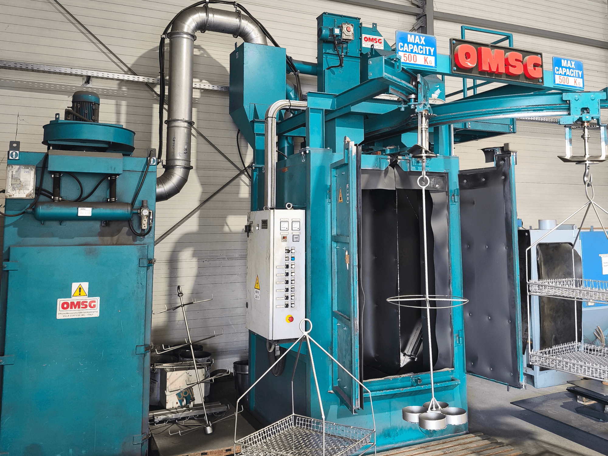 OMSG Industriereinigungsmaschine mit einer maximalen Kapazität von 500 kg, mit Bedienfeld und offener Kammer für die Teilereinigung.