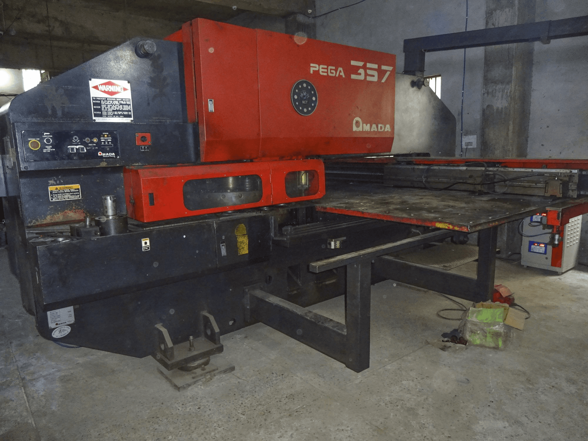 Frontansicht der AMADA PEGA 357 Maschine