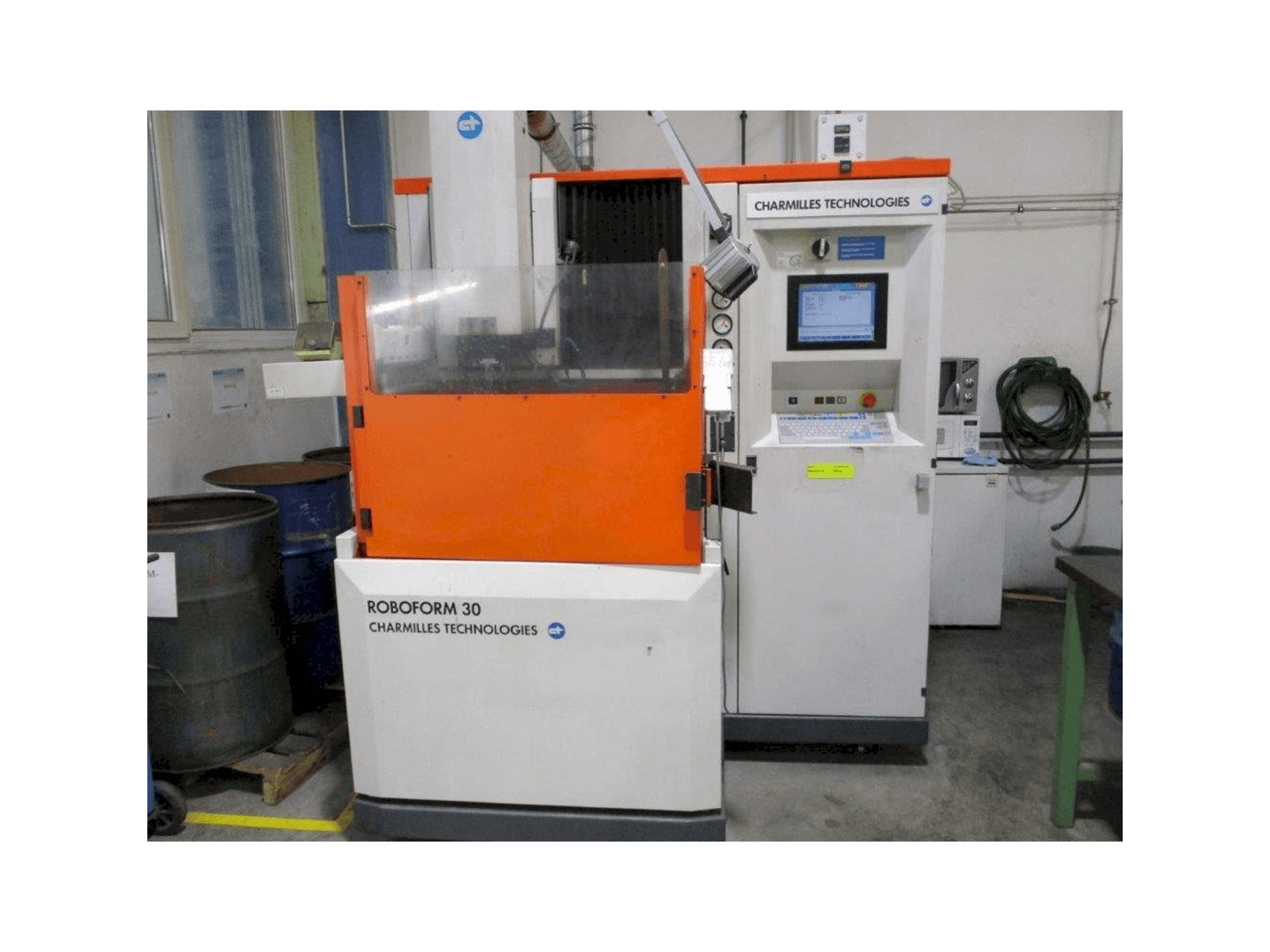 Frontansicht der AgieCharmilles Roboform 30 Maschine