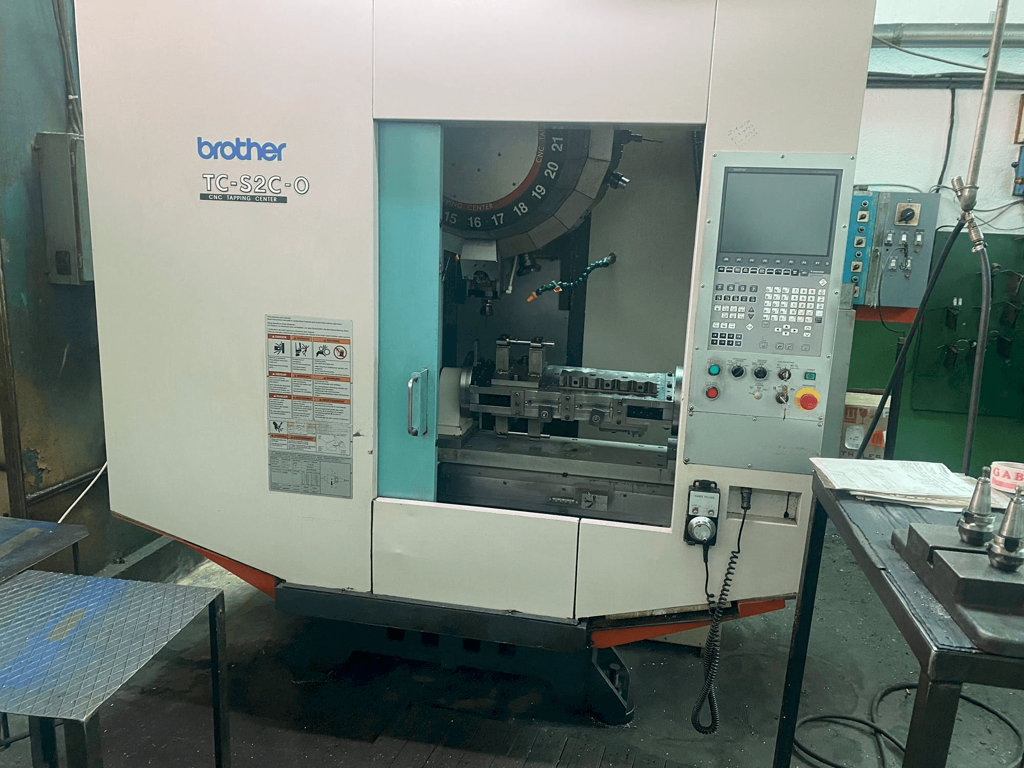 Frontansicht der Brother TC-S2C-0 Maschine
