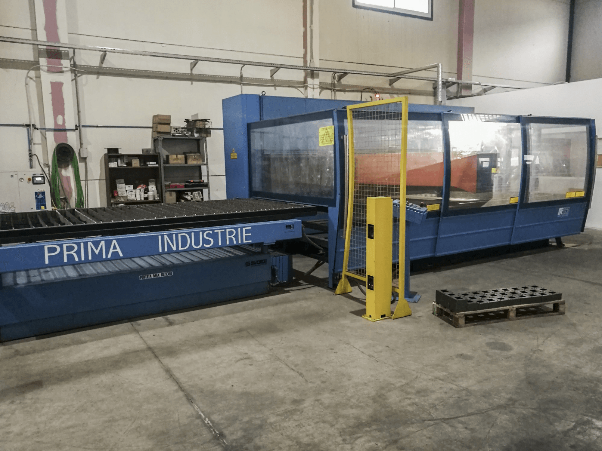Rechte Seitenansicht der Prima Power Platino 1530 Maschine