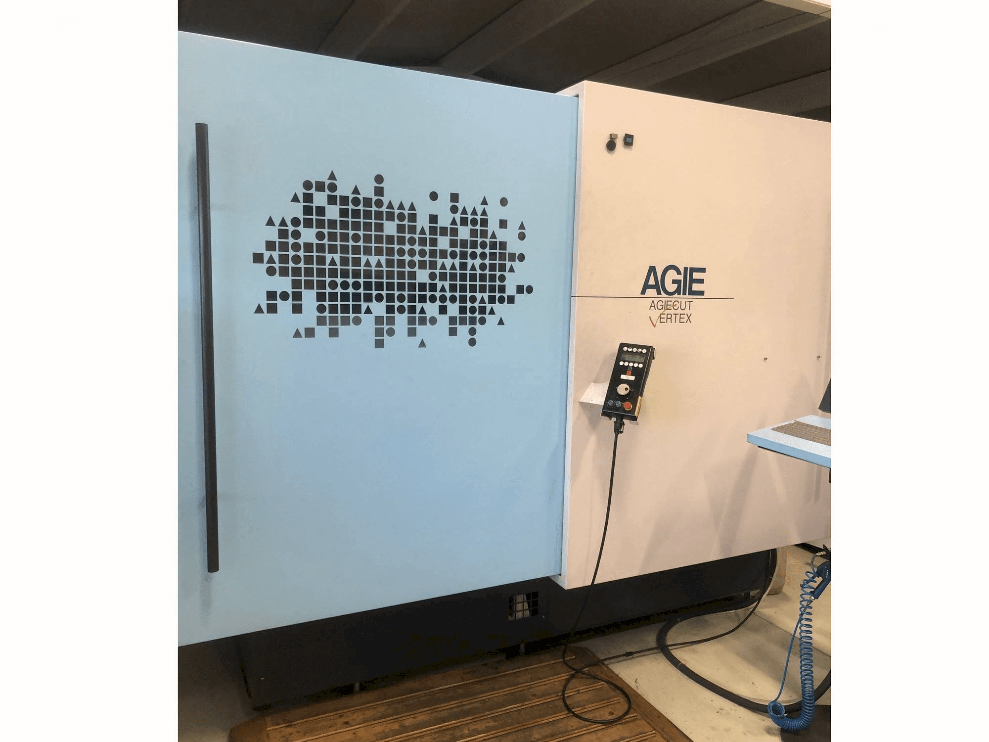 Frontansicht der AGIE Agiecut VERTEX 3 Maschine
