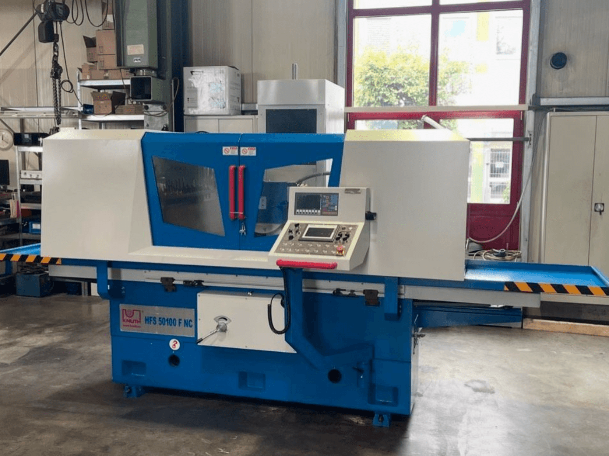 Flachschleifmaschine KNUTH HFS 50100 F NC, Vorderansicht, mit Bedienfeld, Schleiftisch und Sicherheitsvorrichtungen.