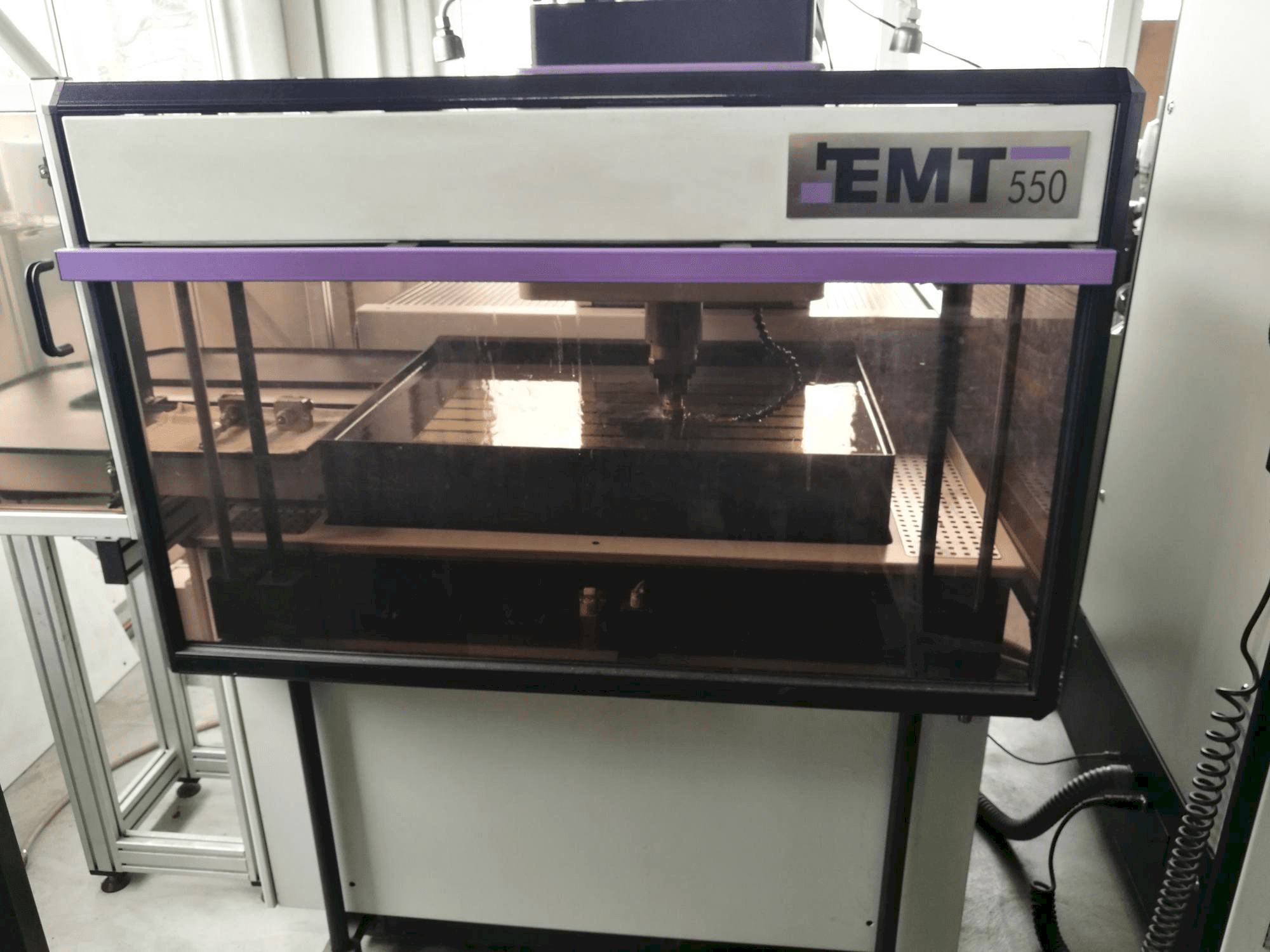 Frontansicht der EMT 550 Maschine