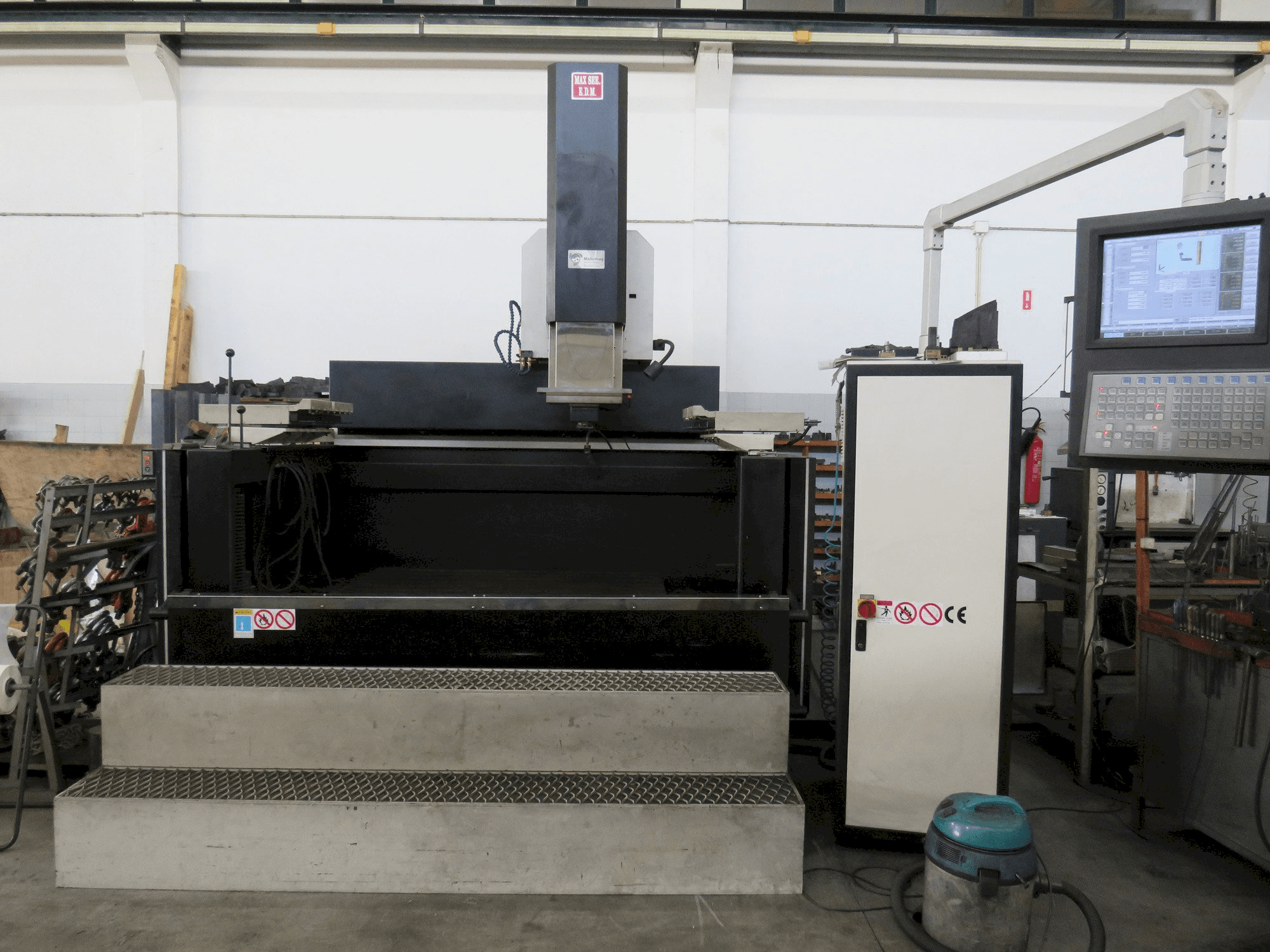 Frontansicht der MAXSEE INDUSTRY CNC P66 100A Maschine