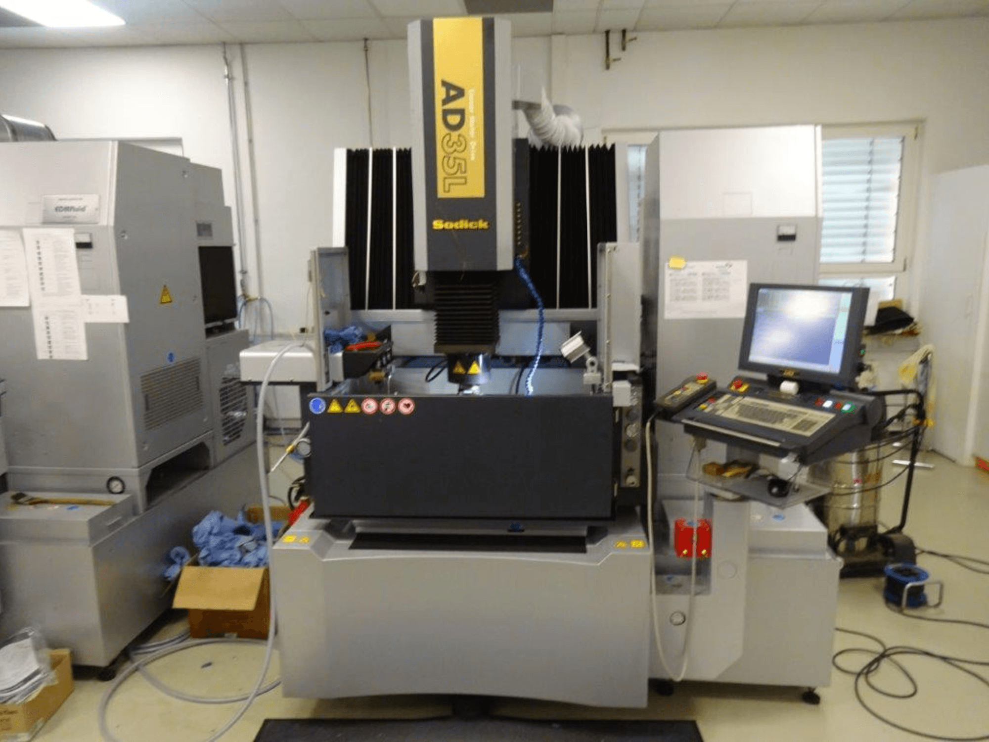 Sodick AD35L Elektroerosionsmaschine, Vorderansicht mit Bedienfeld, Kühlsystem und Arbeitsbereich.