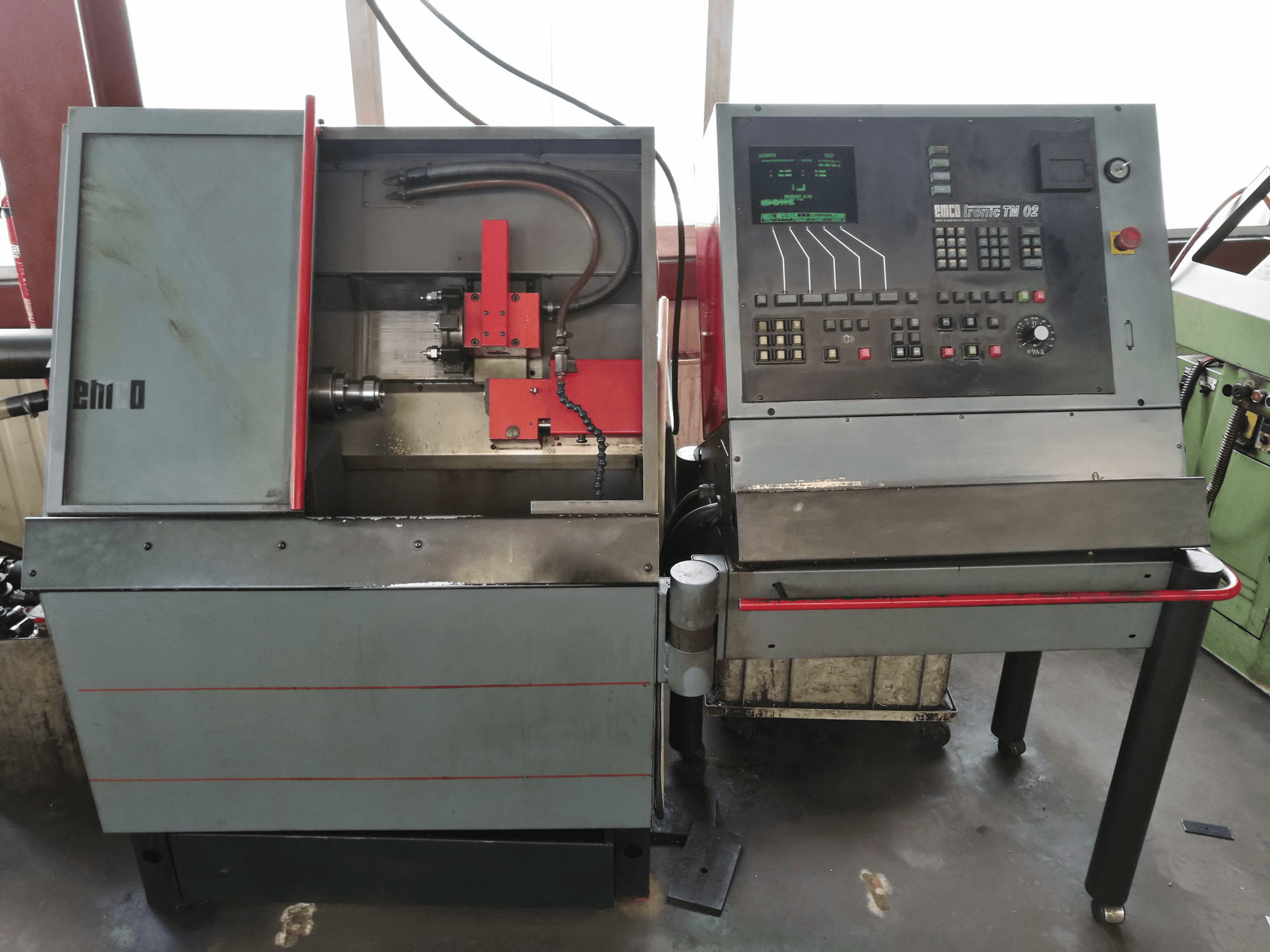 Frontansicht der EMCO Emcoturn 220 Maschine