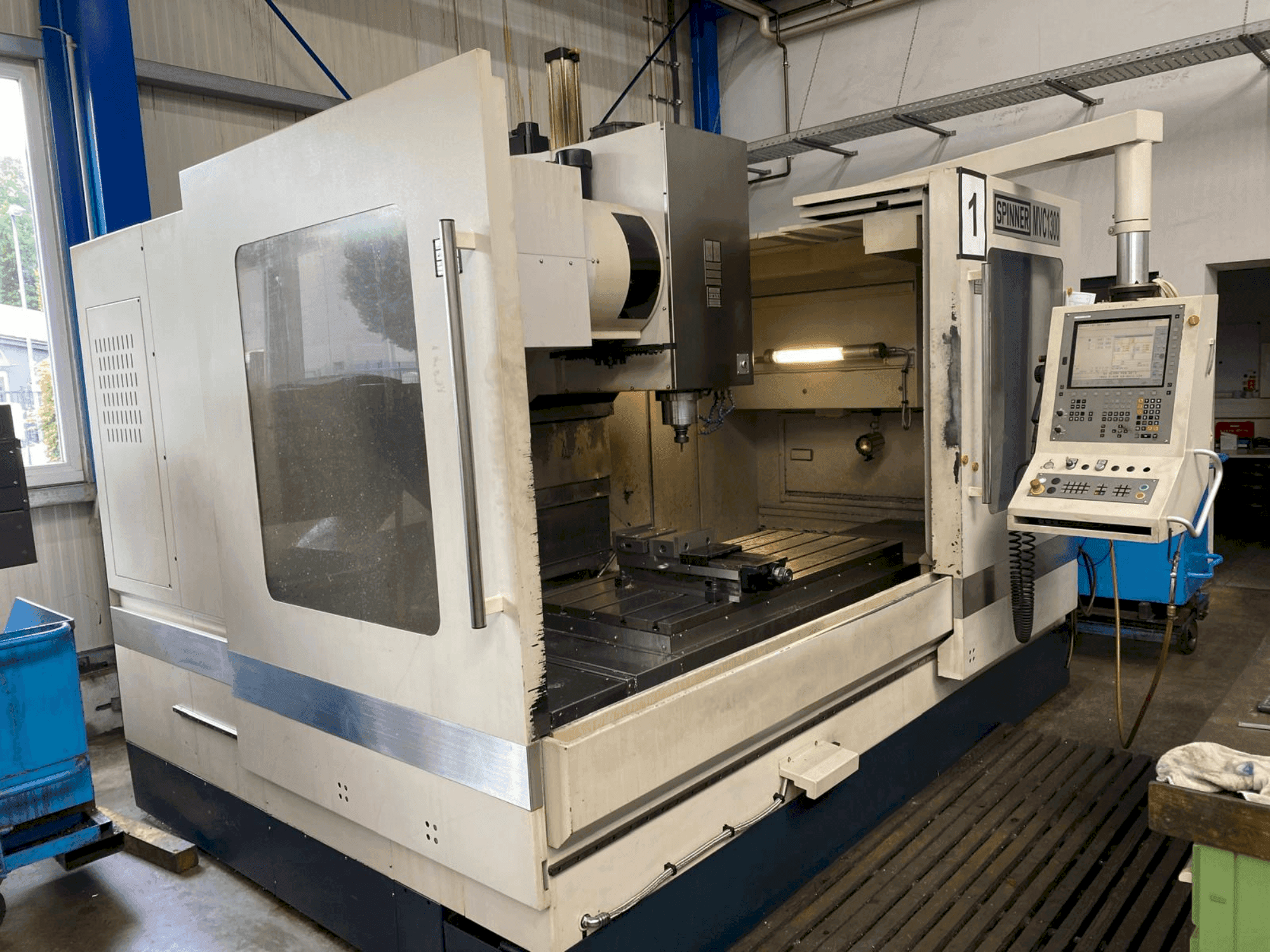 Frontansicht der SPINNER MVC 1300 Maschine