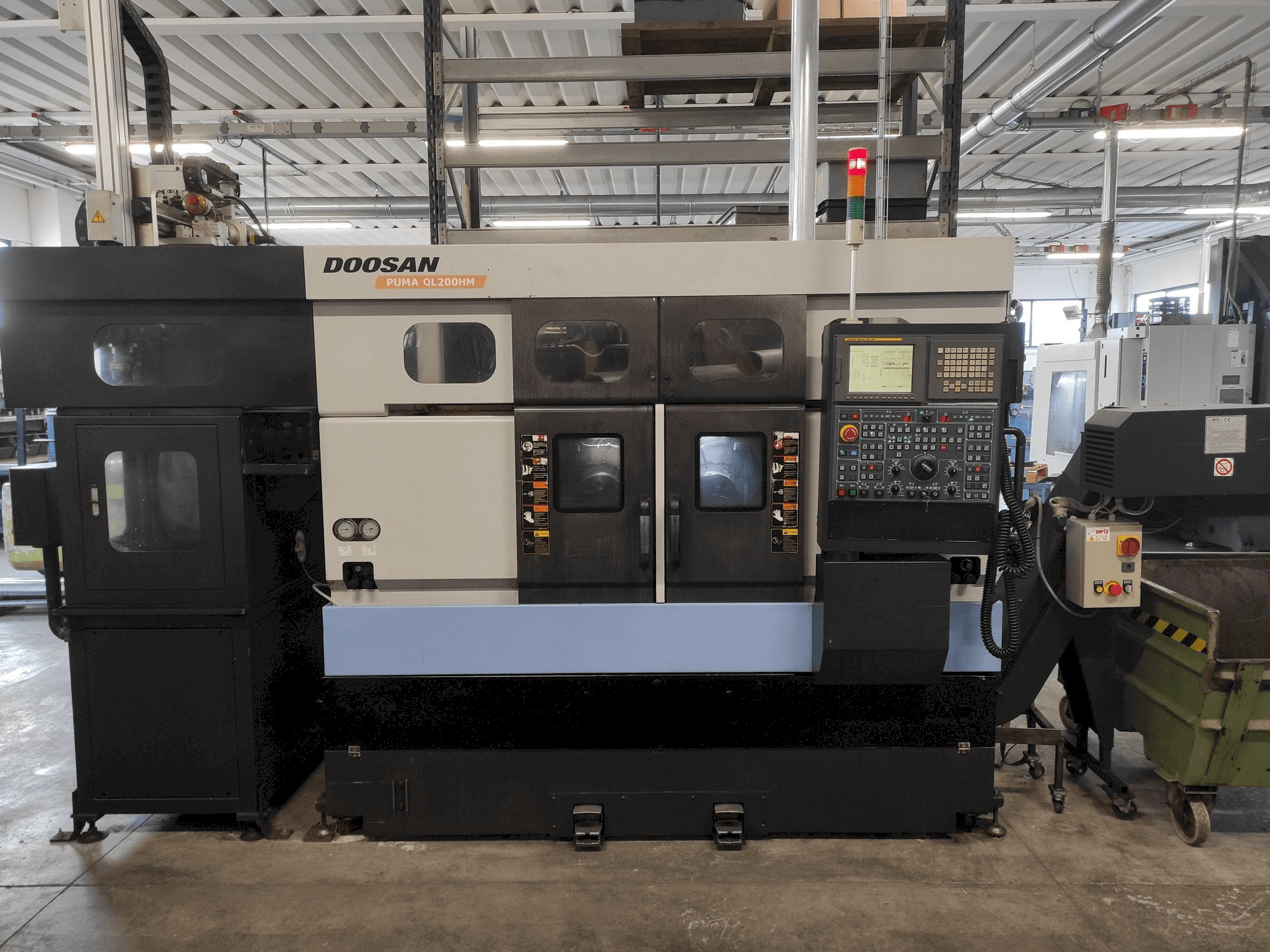 Frontansicht der Doosan Puma QL200HM Maschine