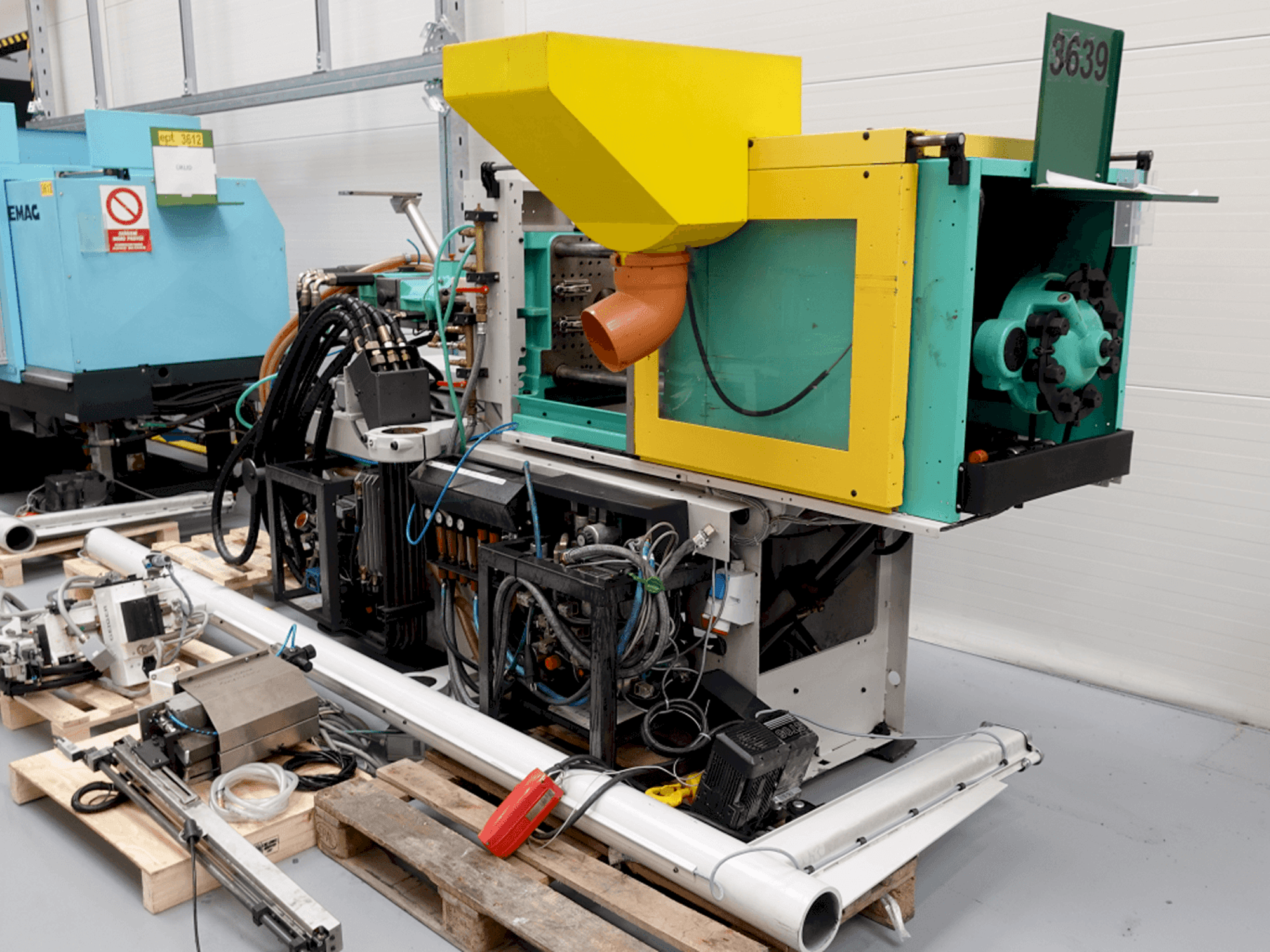 Frontansicht der Arburg ALLROUNDER 320C–500–100U Maschine