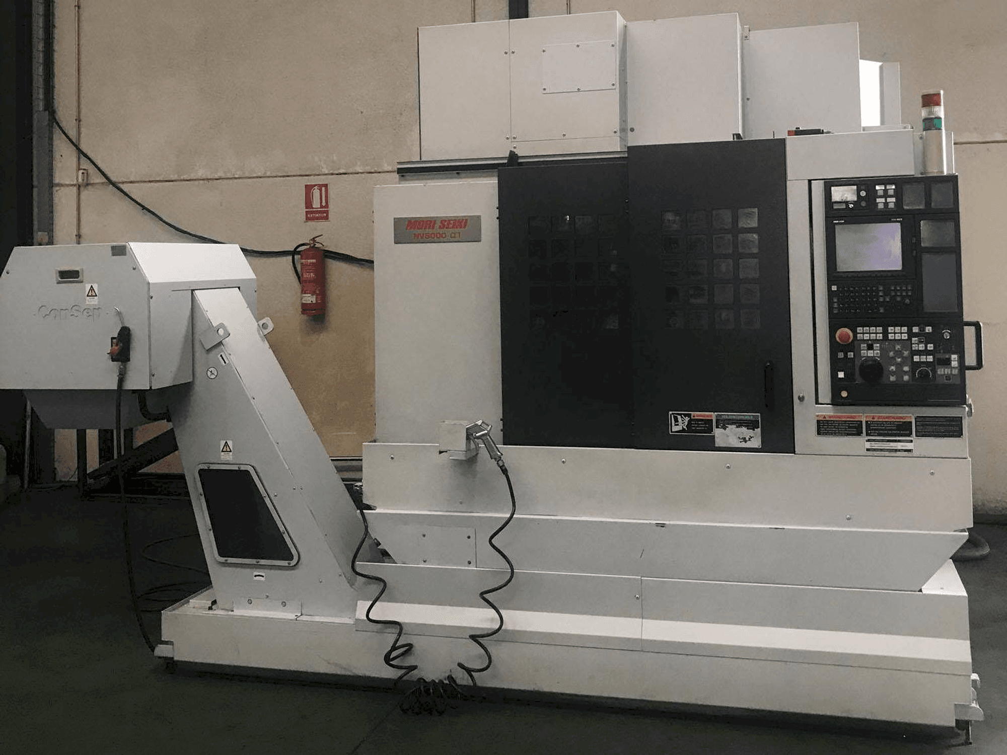 Frontansicht der MORI SEIKI NV5000 Alpha 1A/40 Maschine