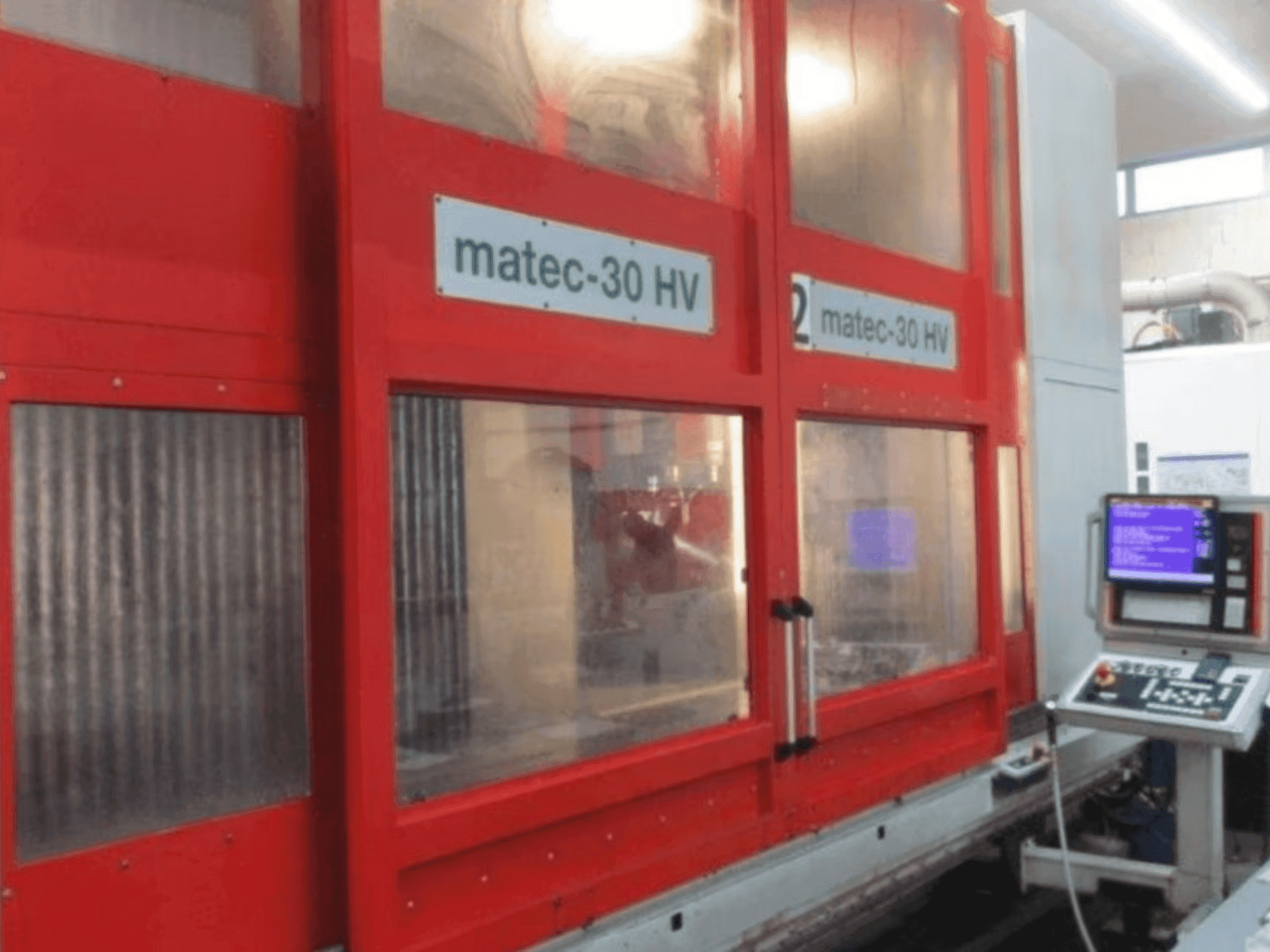 Frontansicht der Matec 30 HV CNC Maschine