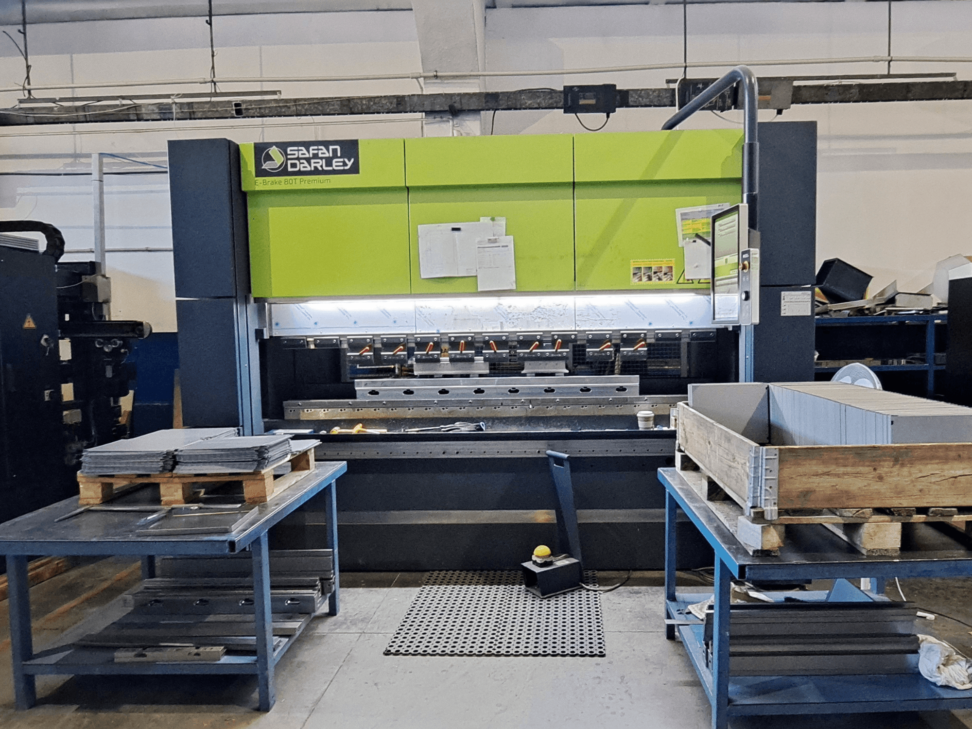 SAFAN E-Brake Premium 80-2550 Abkantpresse in einer Werkstatt, Vorderansicht mit gestapelten Blechen und sichtbarem Bedienfeld.