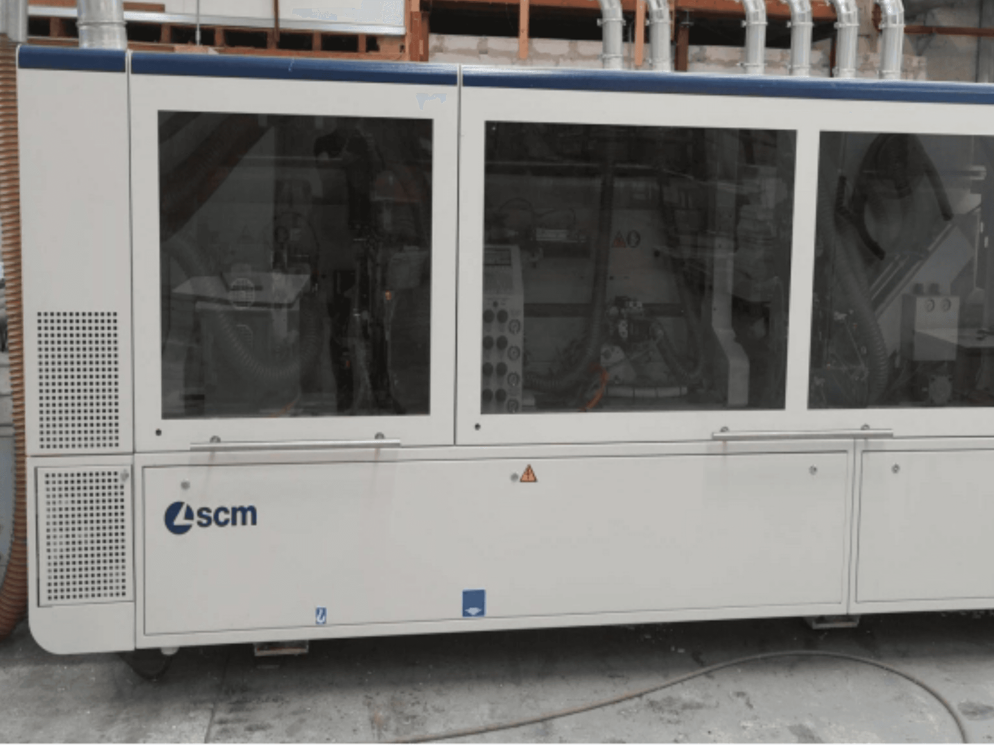 SCM-Industriemaschine, Seitenansicht, mit transparenten Paneelen und sichtbaren Belüftungsöffnungen; konzipiert für effiziente Fertigungsprozesse.