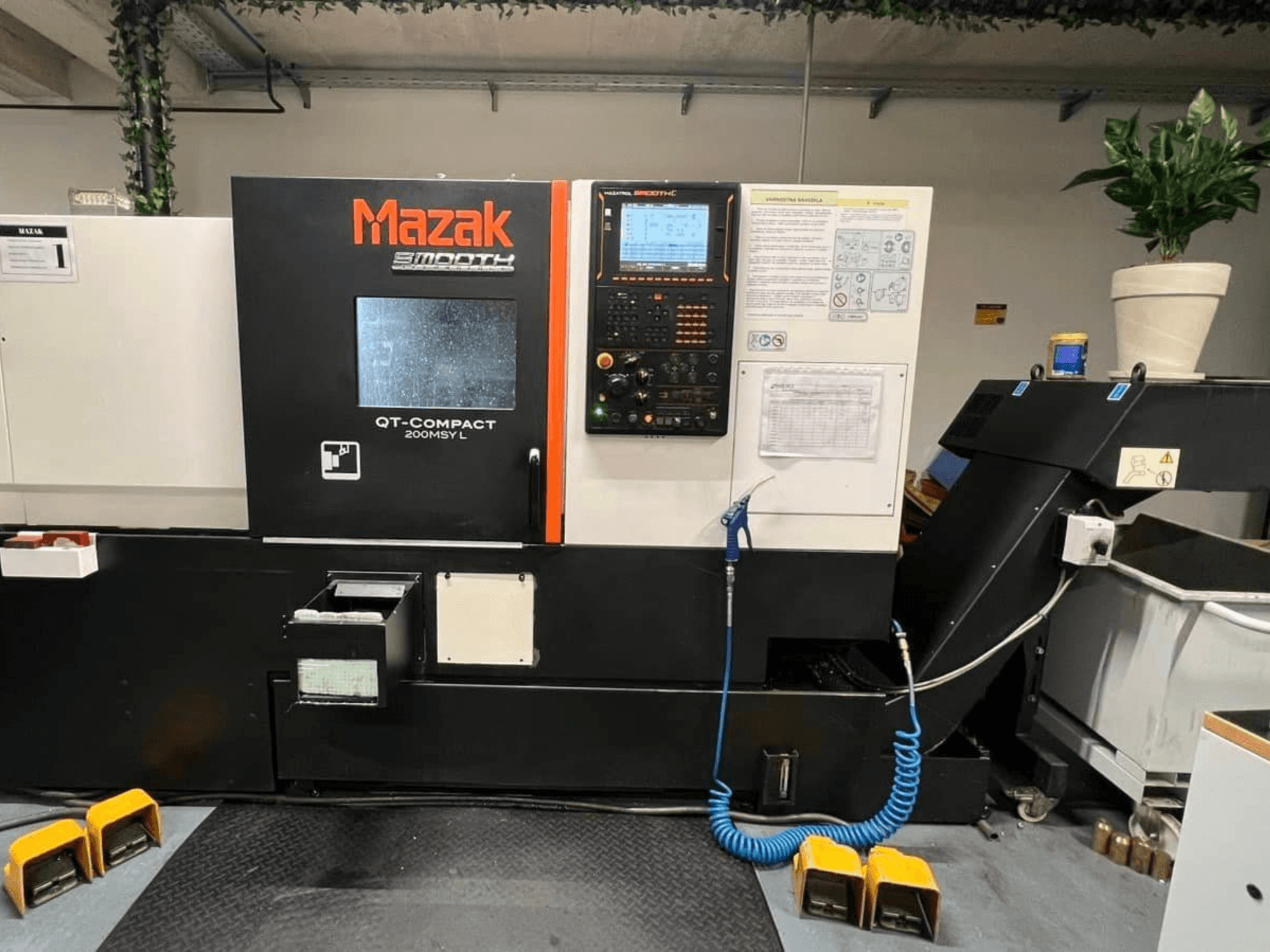 Horizontaldrehmaschine Mazak QUICK TURN COMPACT 200 MSY L, Vorderansicht, mit Bedienfeld und Werkzeugmagazin.