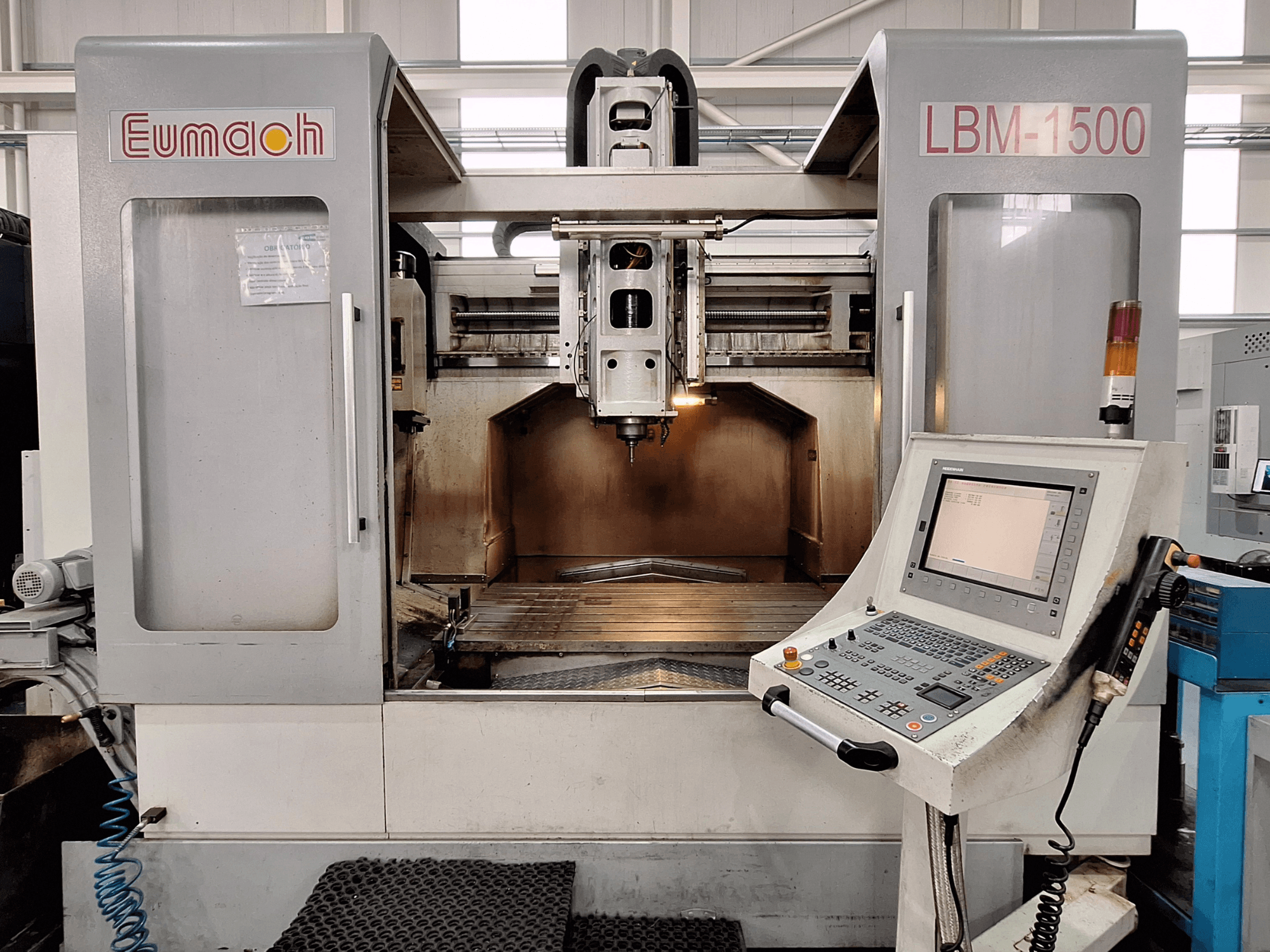 Eumach LBM-1500 Bettfräsmaschine, Vorderansicht, zeigt Bearbeitungsbereich und Bedienfeld mit Tasten und Display.