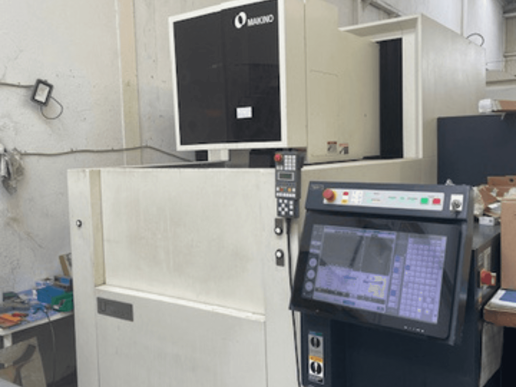 Makino U6 HEAT Drahterodiermaschine in einer Werkstatt, Vorderansicht mit Bedienfeld und Digitalanzeige.