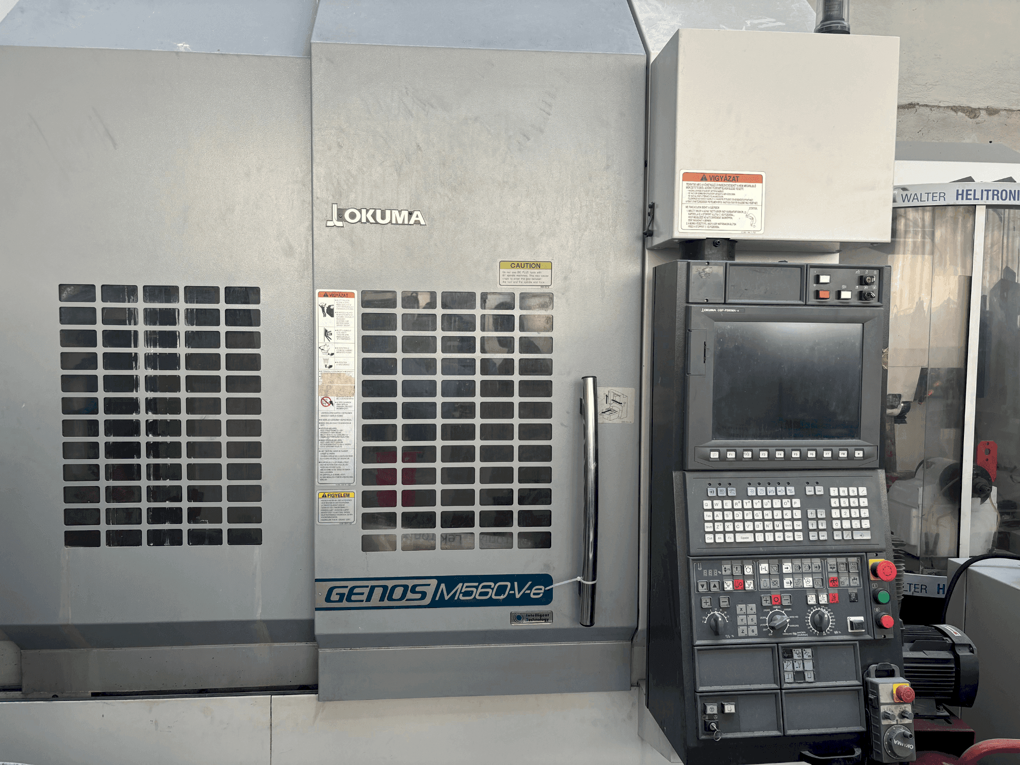 Frontansicht der Okuma Genos M56-V-e Maschine