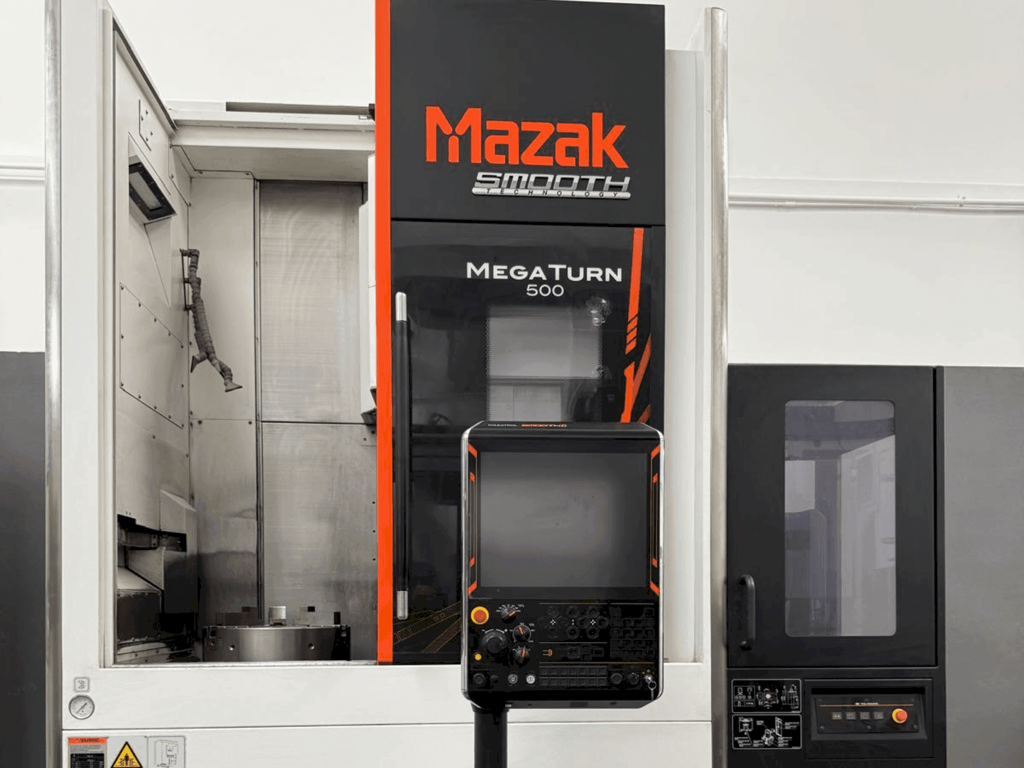 Frontansicht der Mazak Mega Turn 500 Maschine
