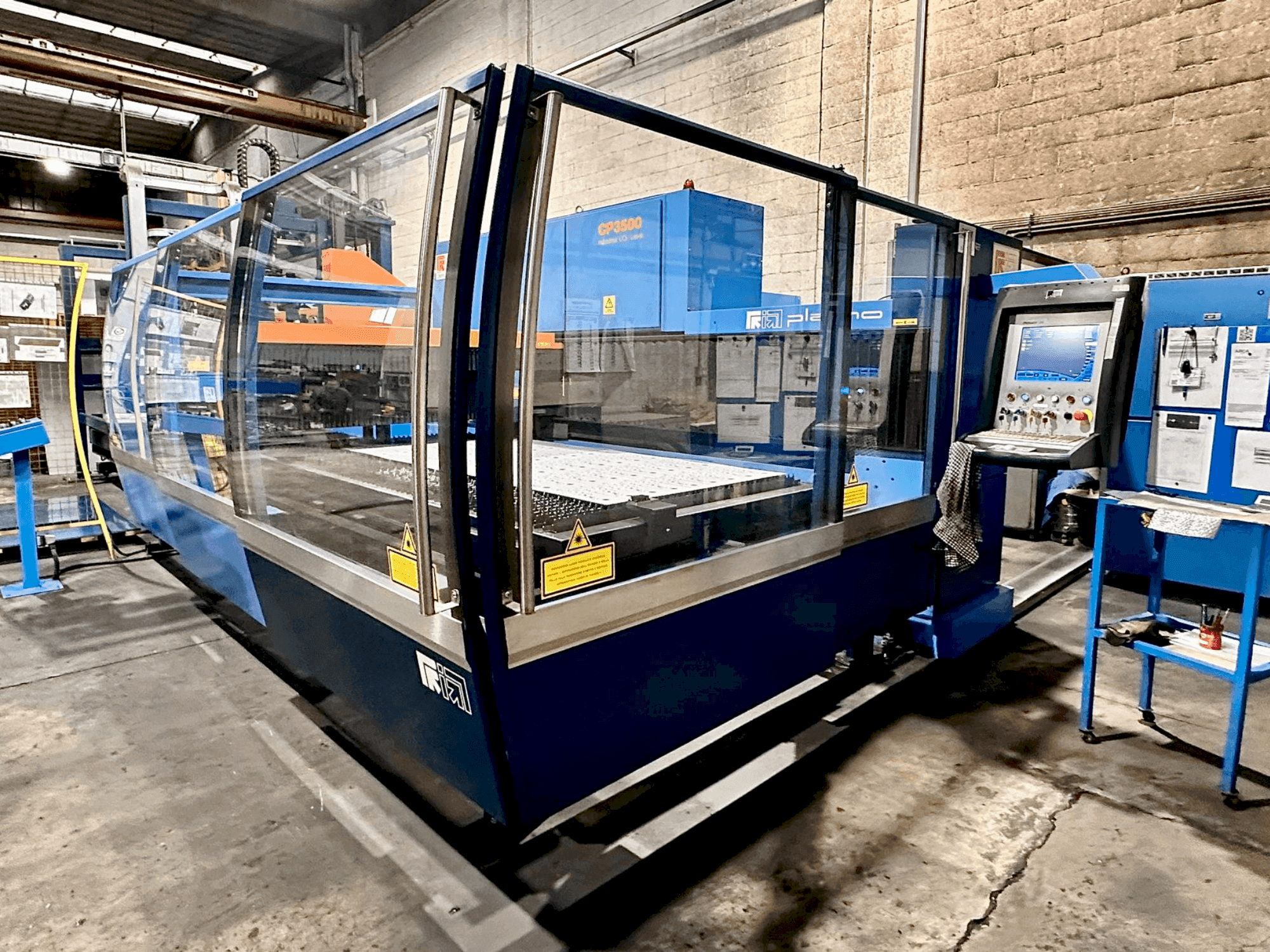 Frontansicht der Prima Industrie Platino 1530 Maschine