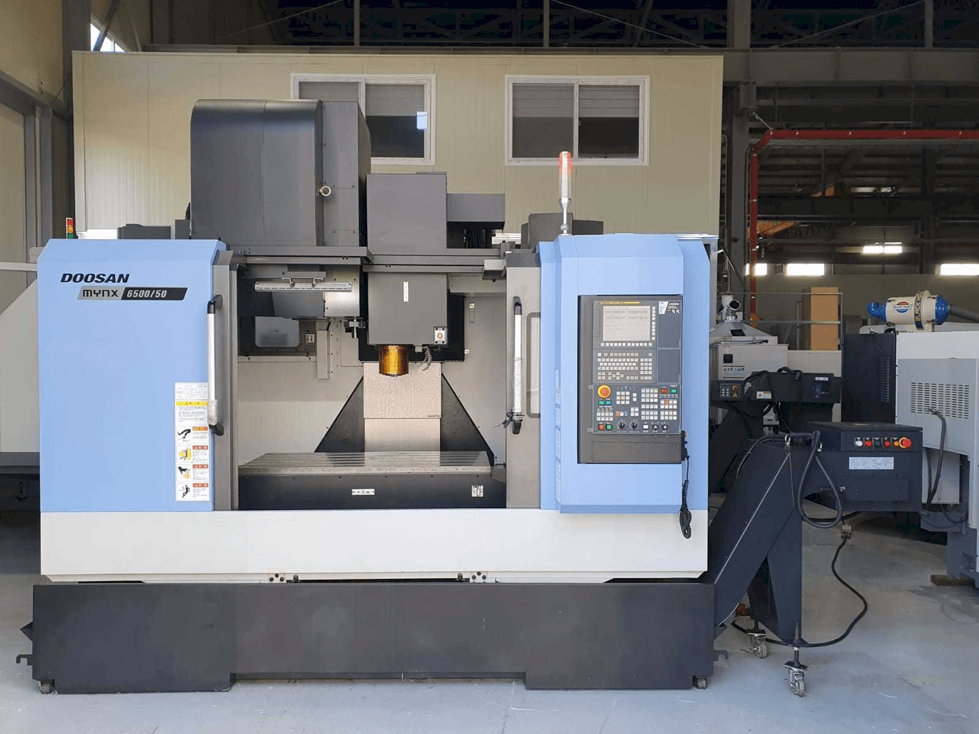 Frontansicht der Doosan Mynx 6500/50 Maschine