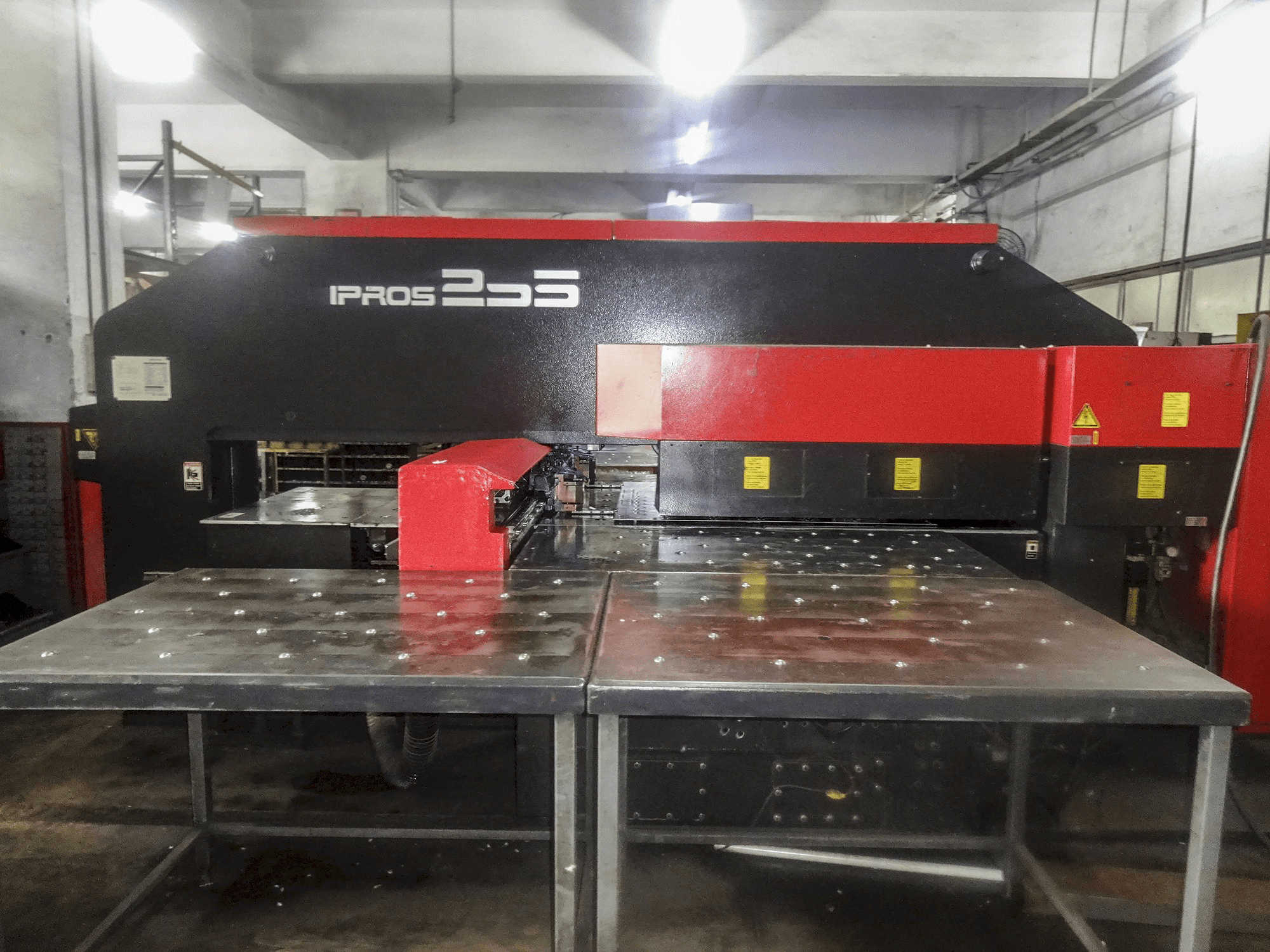 Frontansicht der AMADA Vipros 255 Maschine