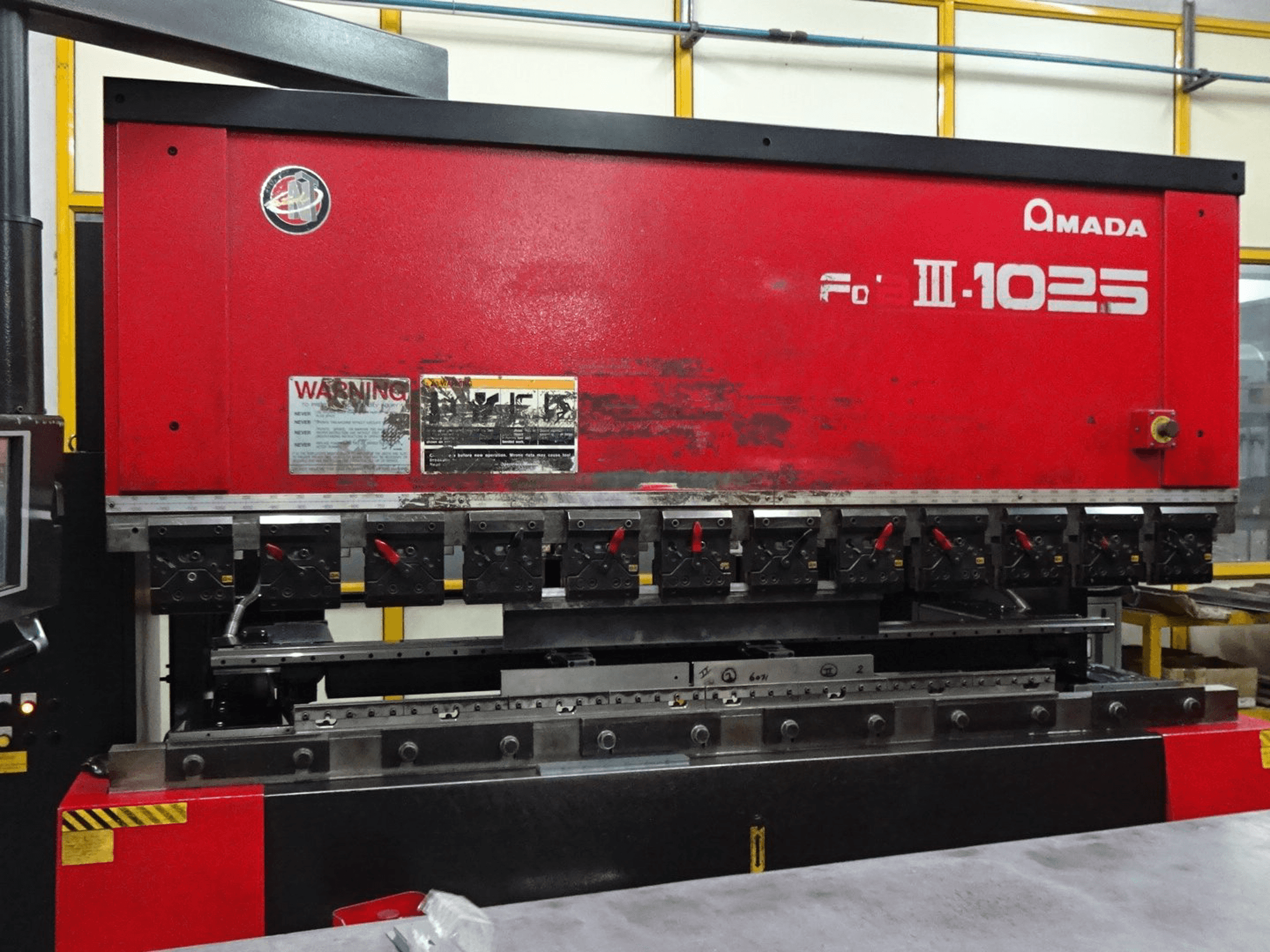 Frontansicht der AMADA FBD1025NT Maschine