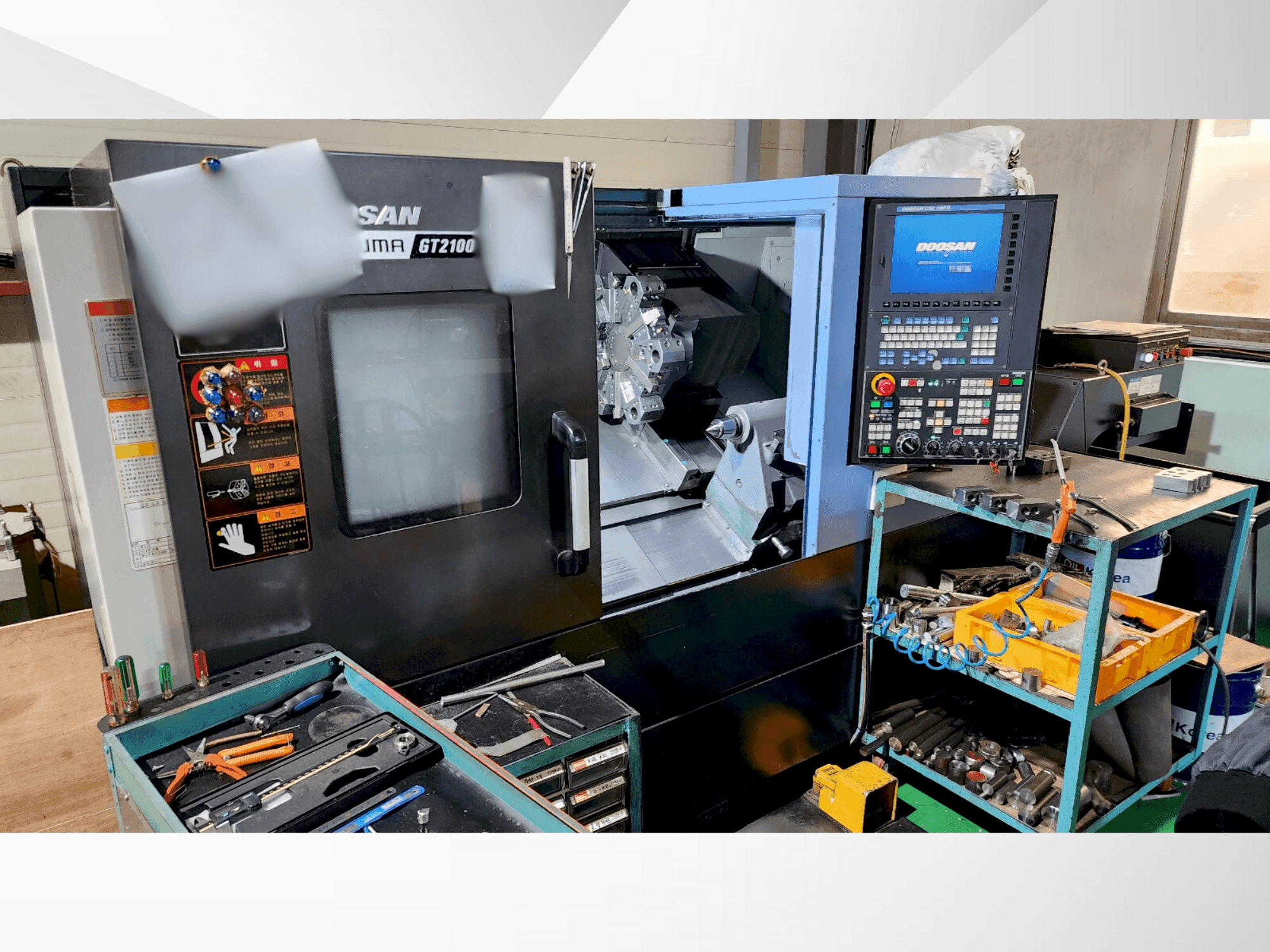 Frontansicht der DOOSAN PUMA GT2100 Maschine