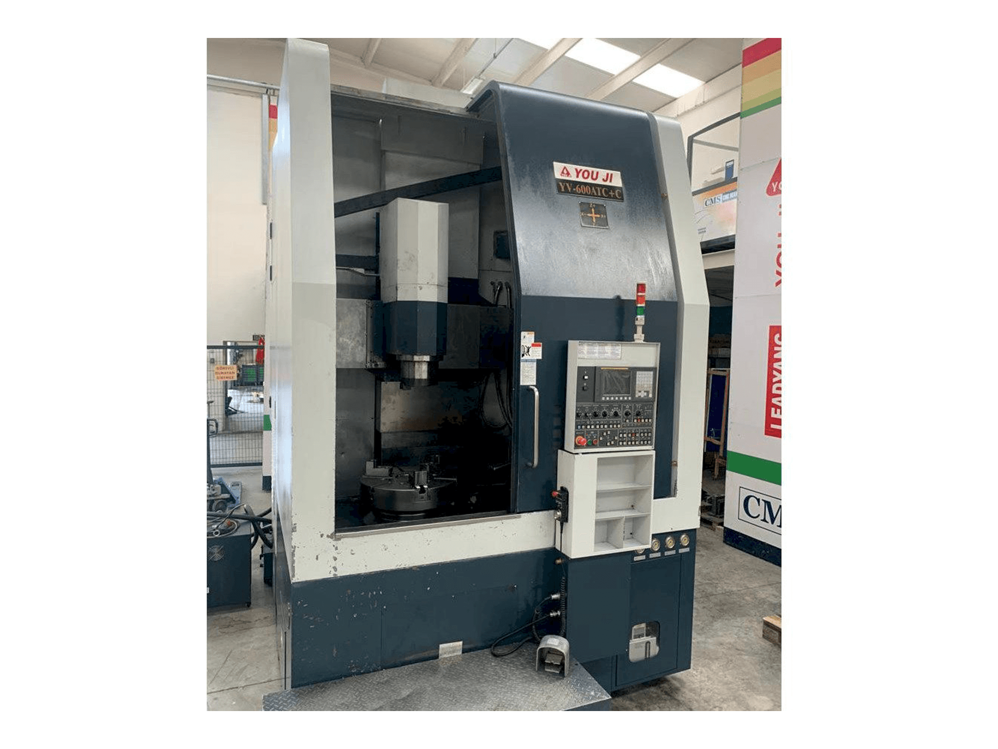 Frontansicht der YOU JI Yv 600ATC+C Maschine