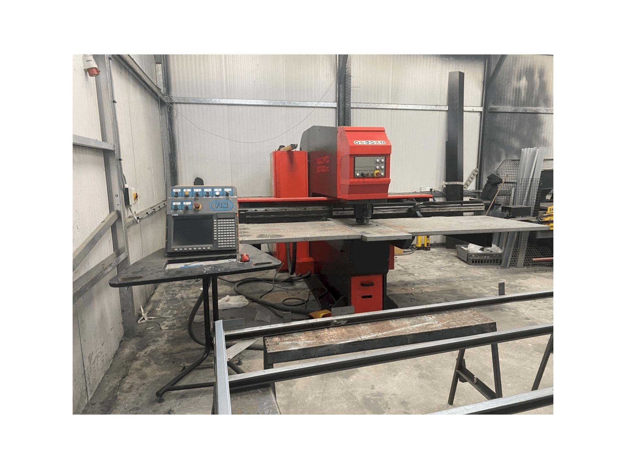 Frontansicht der FIM Vulcano 30/1000CNC Maschine