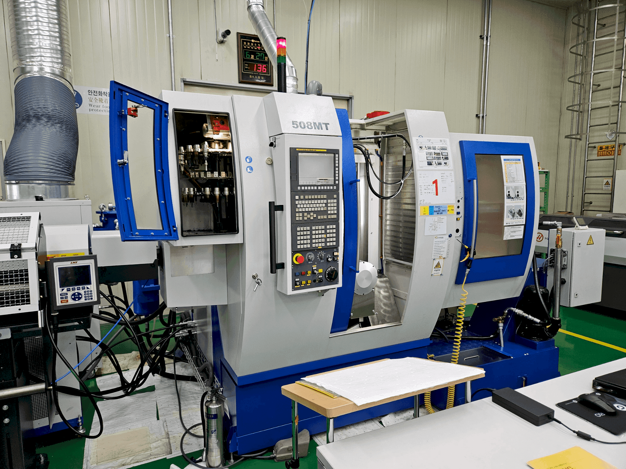 Frontansicht der WILLEMIN-MACODEL 508MT Maschine