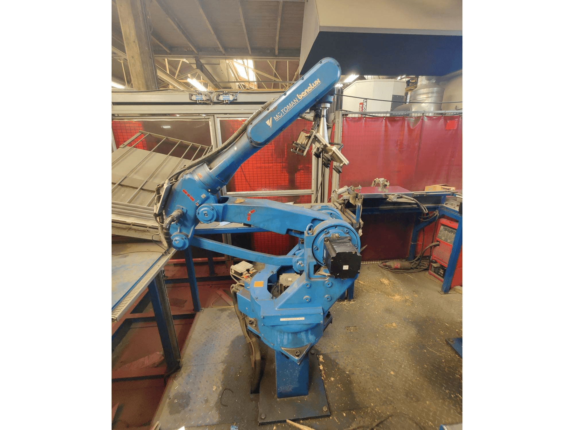 Frontansicht der Yaskawa YR-SK16-C000 Maschine