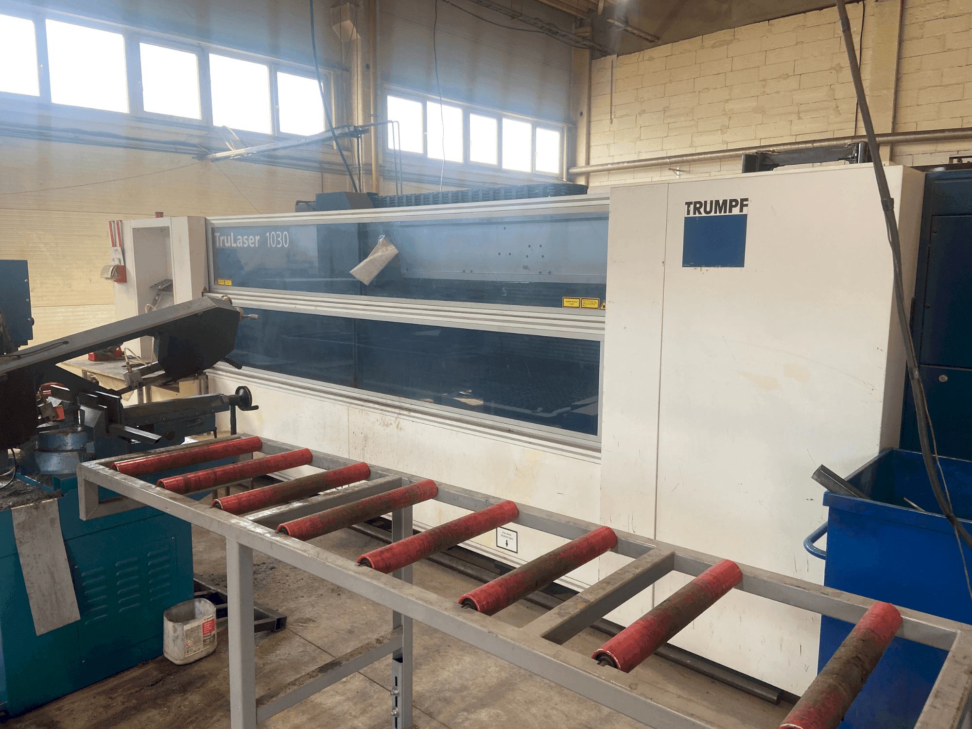 Frontansicht der TRUMPF TruLaser 1030 Maschine