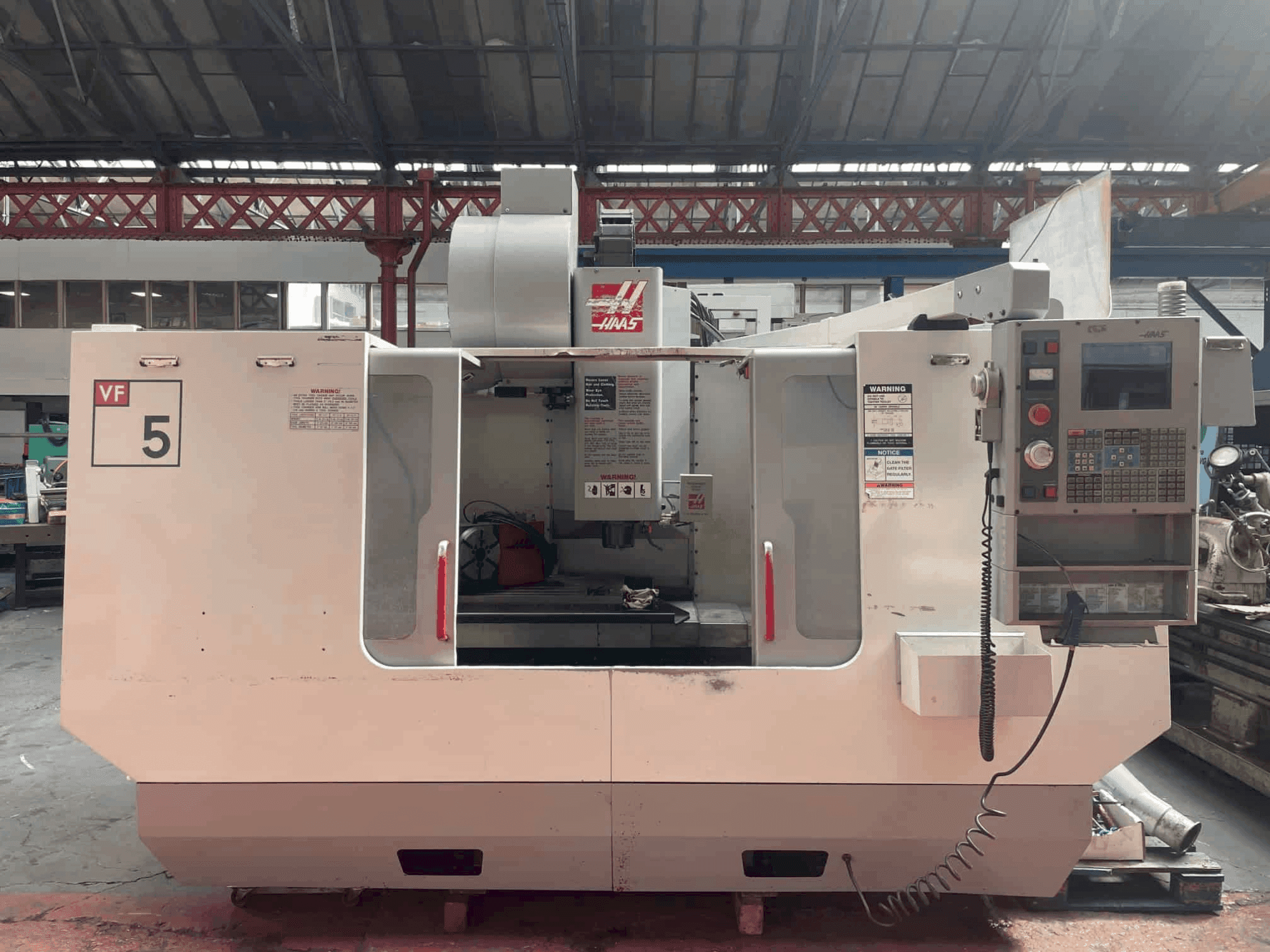 Frontansicht der HAAS VF-5B/40 HE Maschine