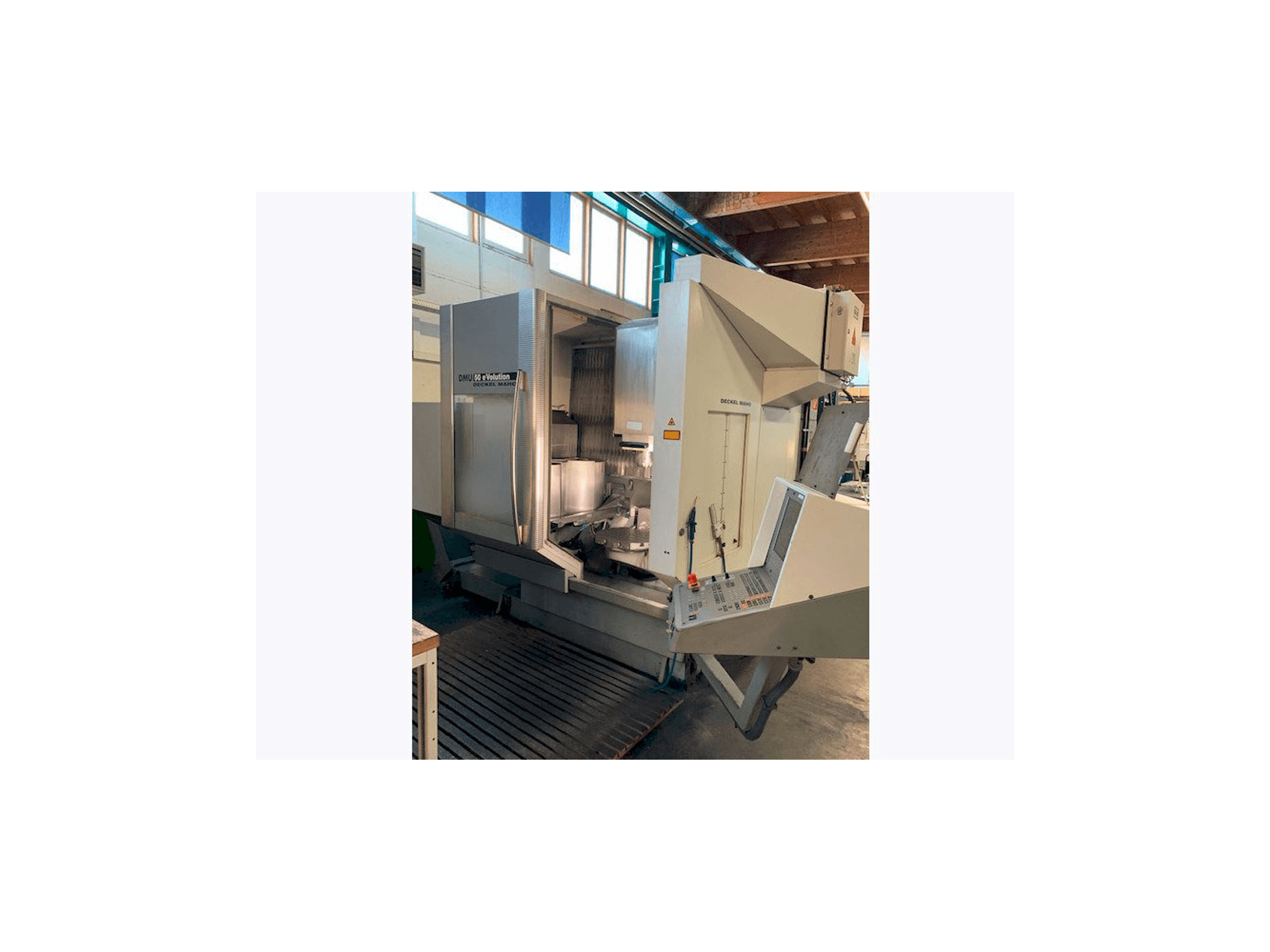 Frontansicht der DECKEL MAHO DMU 50 eVolution Maschine