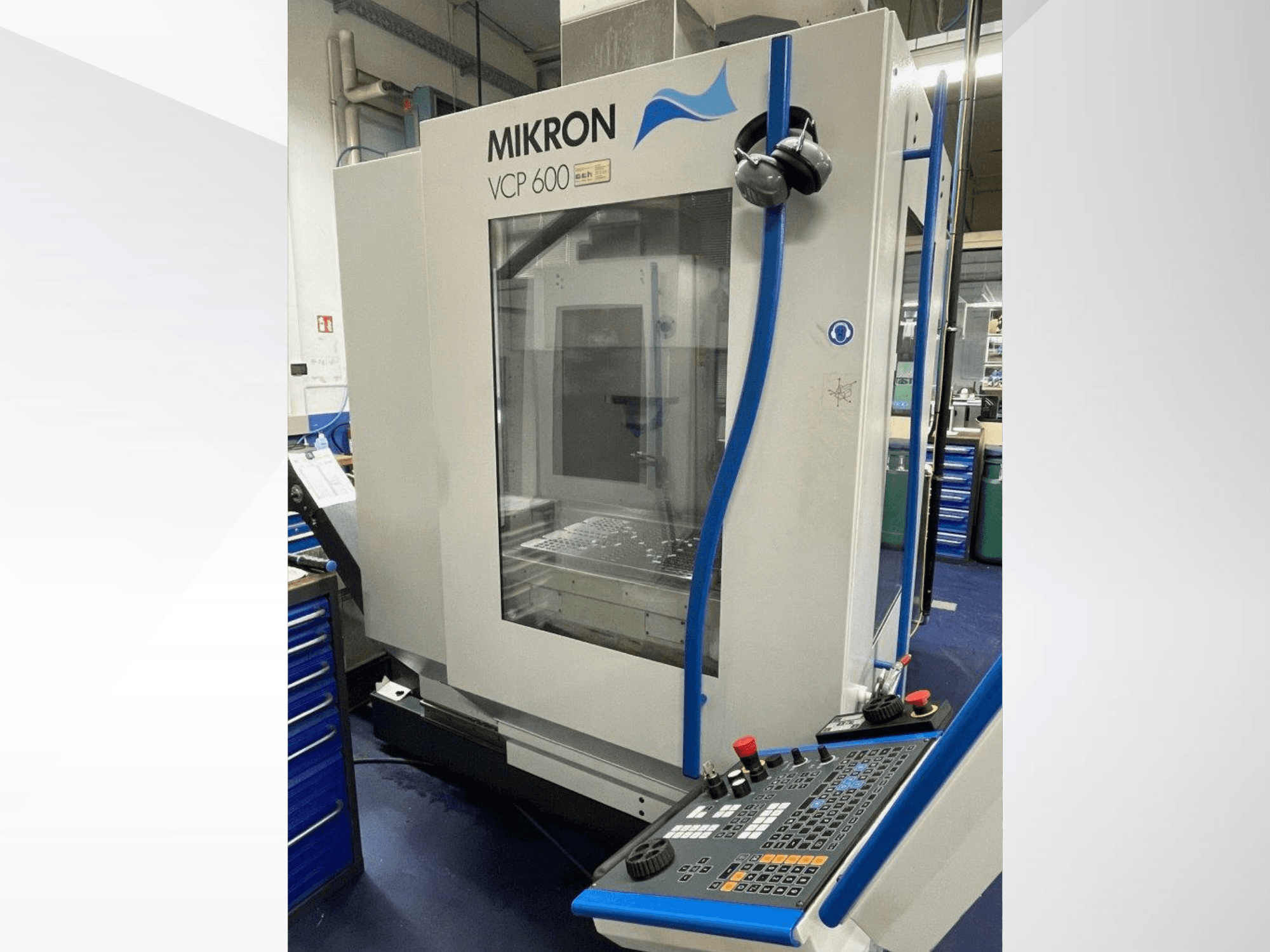 Mikron VCP 600 Bearbeitungszentrum in einer Werkstatt, Vorderansicht, mit einem Bedienfeld mit Tasten und Reglern.