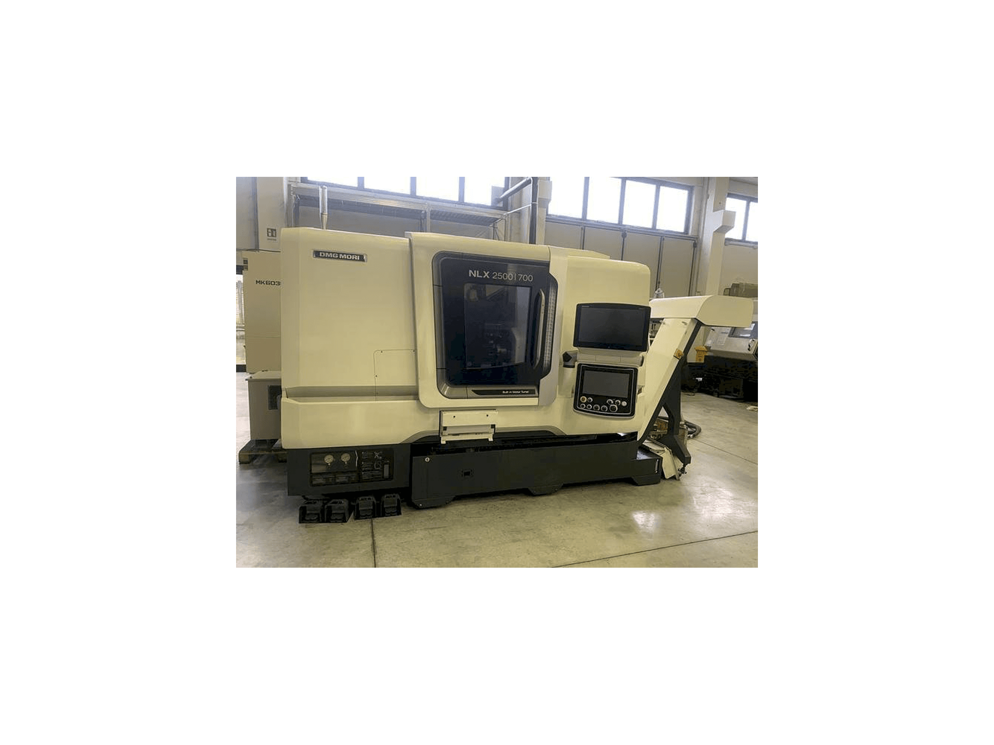 Frontansicht der DMG MORI NLX 2500SY Maschine