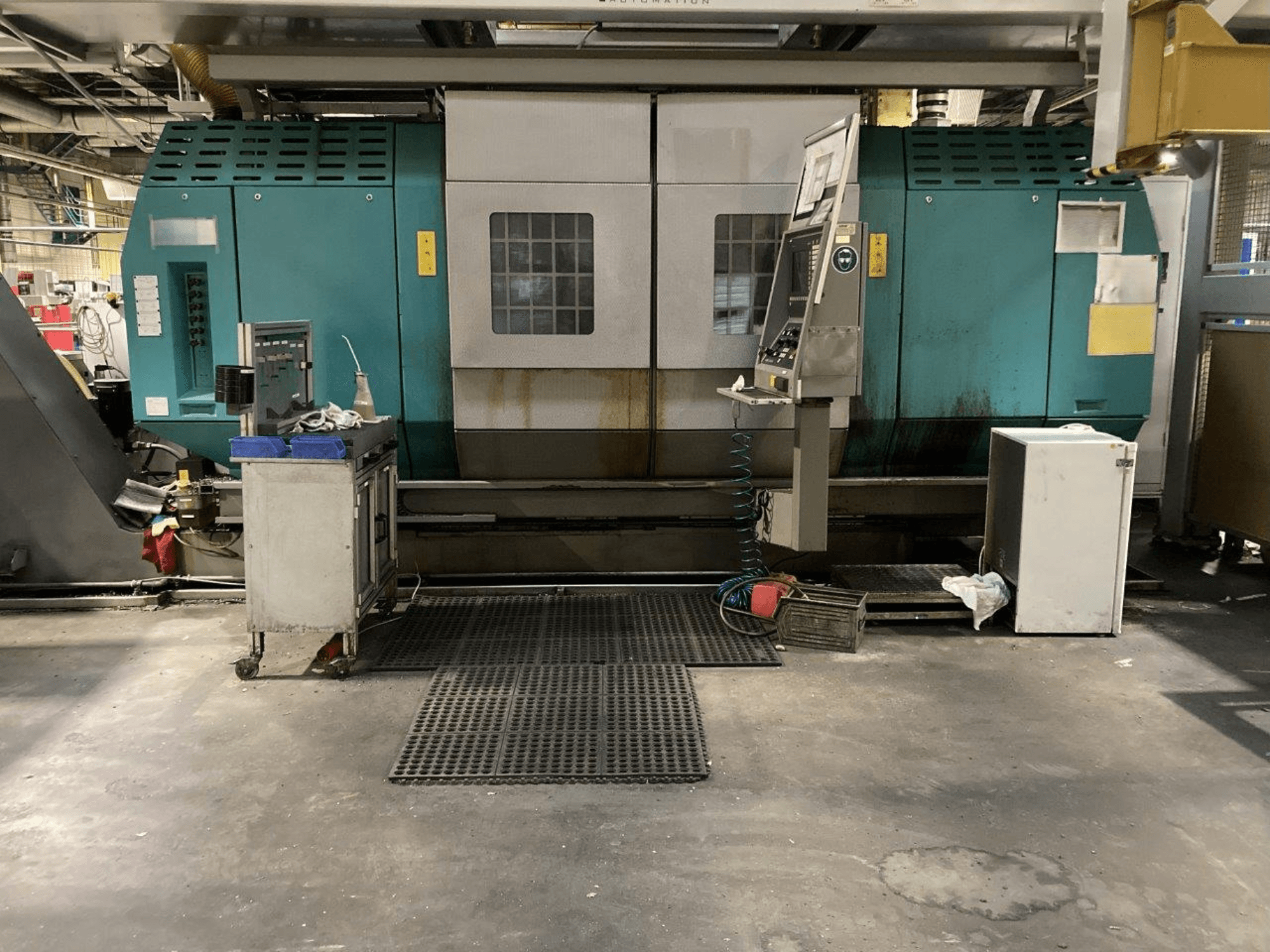 Index G250 Dreh-Fräszentrum in Vorderansicht, mit Bedienfeld und industrieller Kulisse, zur Veranschaulichung seiner Betriebsfunktionen.