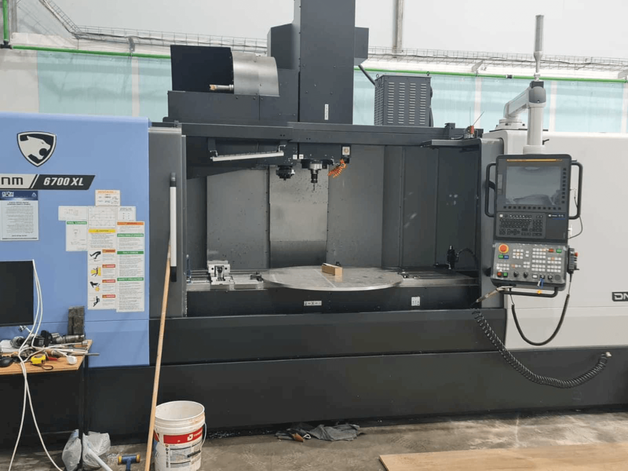 Frontansicht der Doosan DNM 6700 XL Maschine