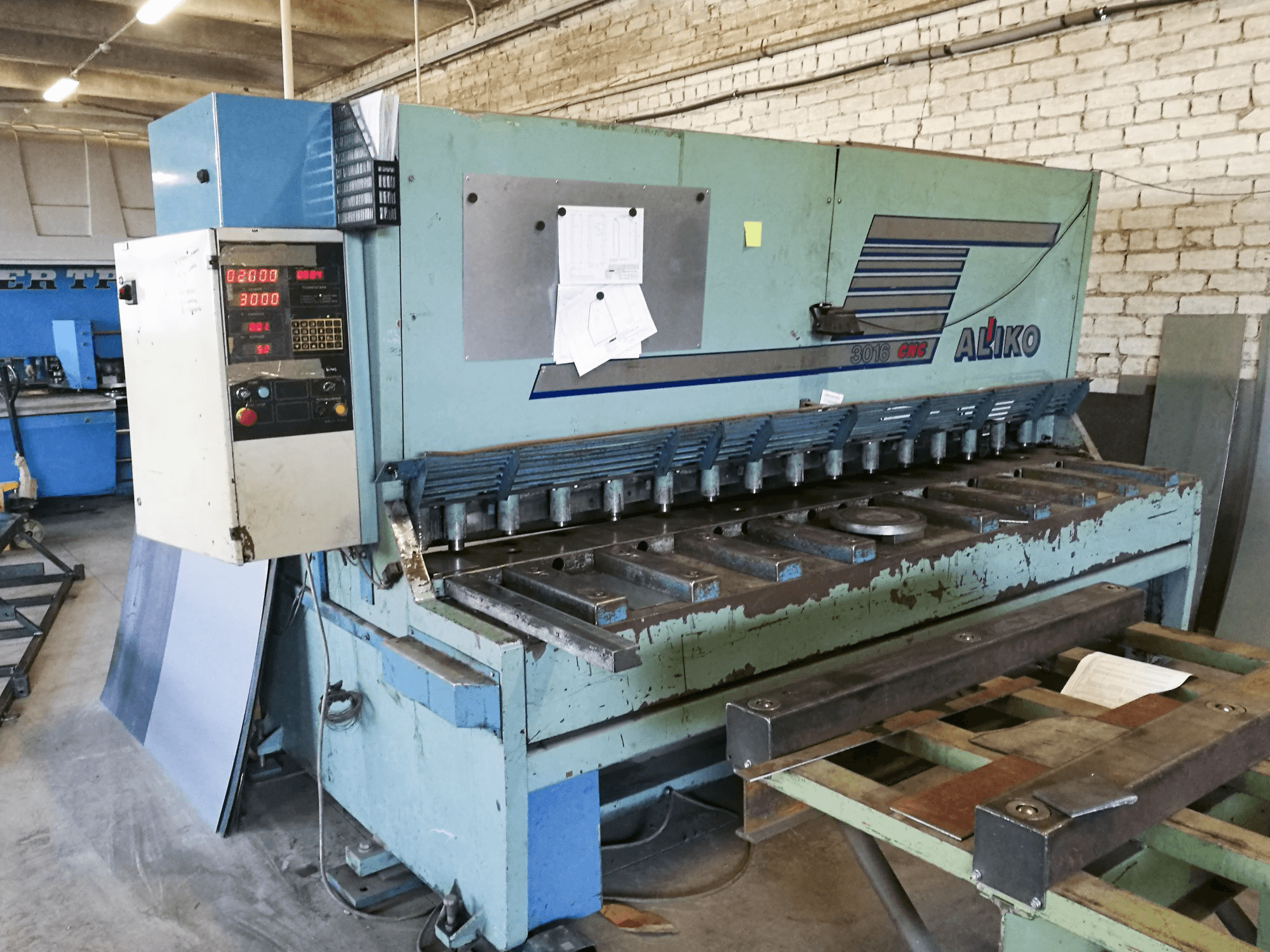 Linke Ansicht 1 der ALIKO AK 3016 Maschine