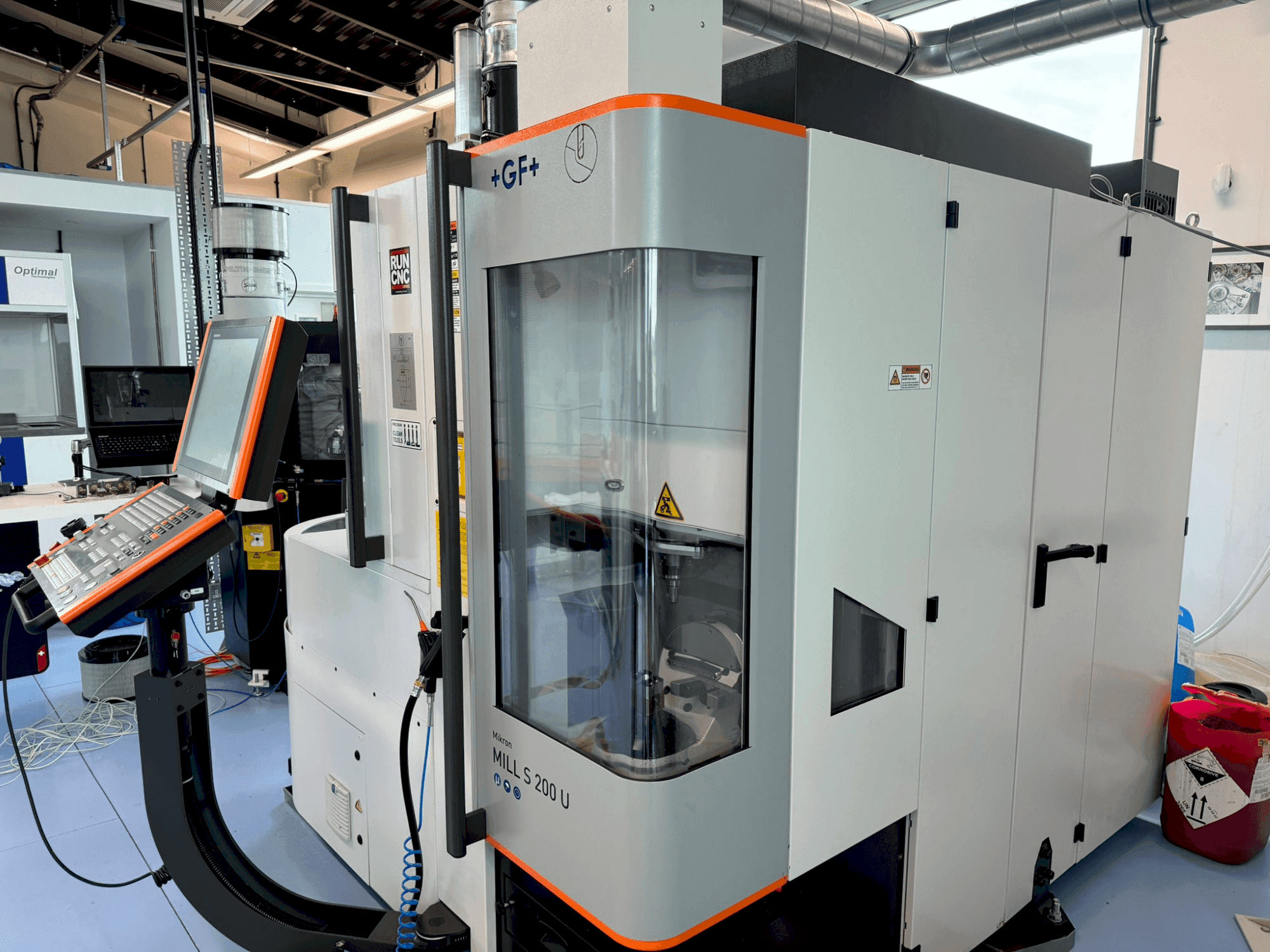 Frontansicht der +GF+ Mikron Mill S 200U Maschine