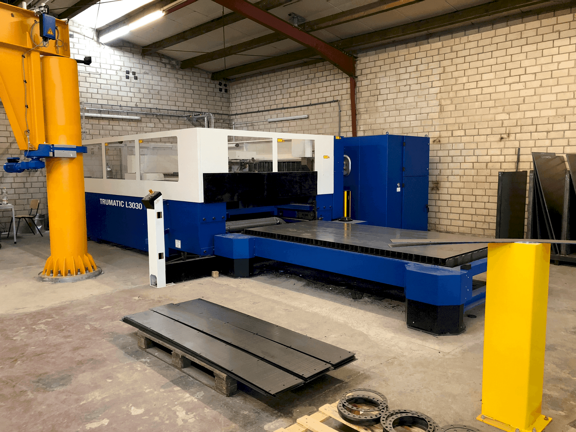 Frontansicht der TRUMPF Trumatic L3030 Maschine