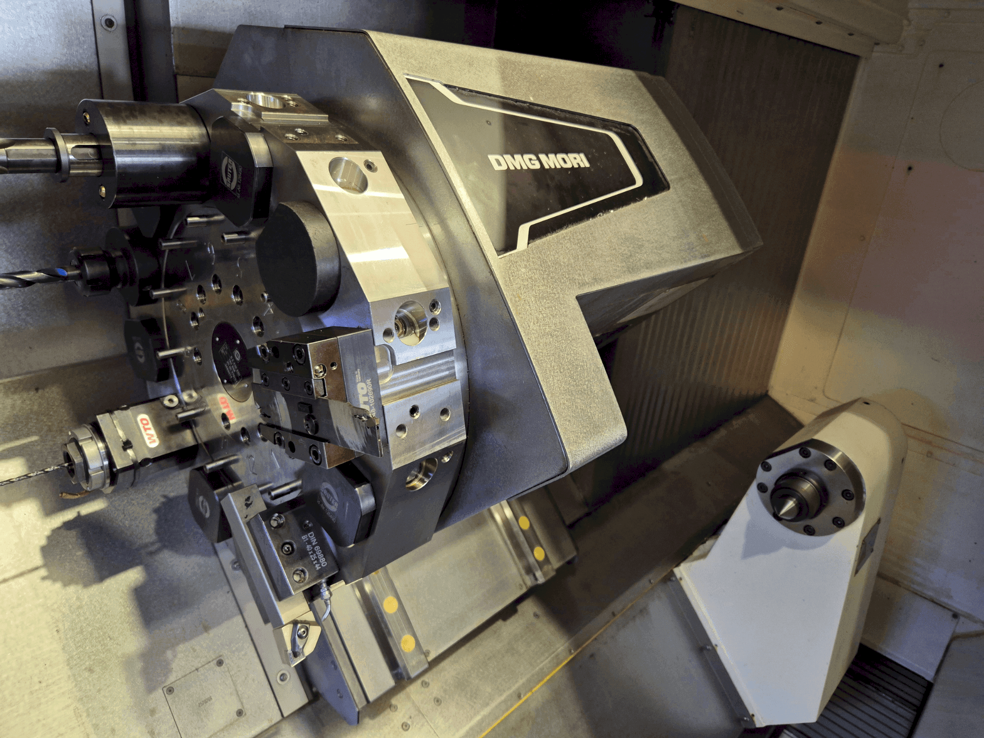 Frontansicht der DMG MORI CLX 550 V4 Maschine