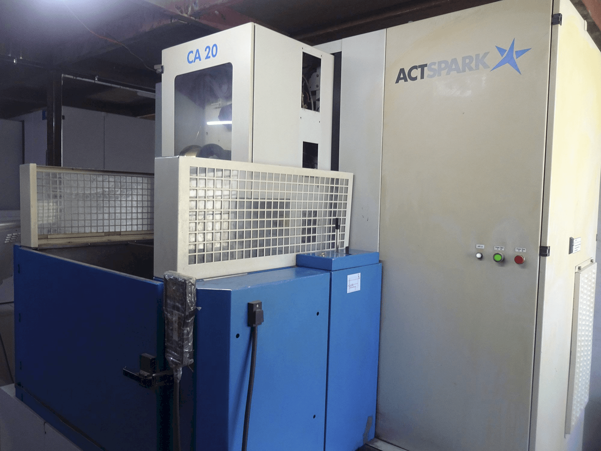 Frontansicht der AgieCharmilles CA 20 Maschine