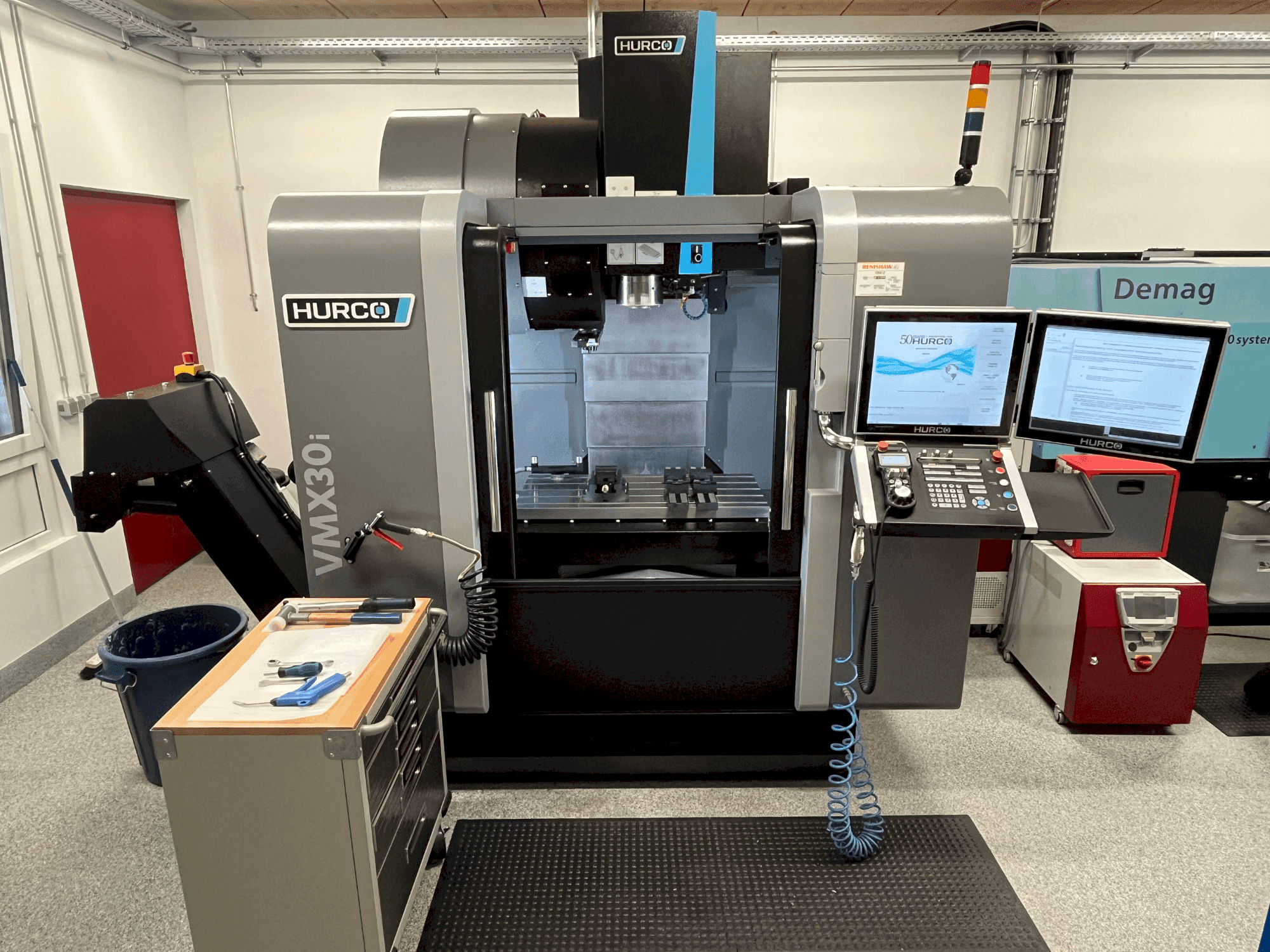 Frontansicht der Hurco VMX30i Maschine