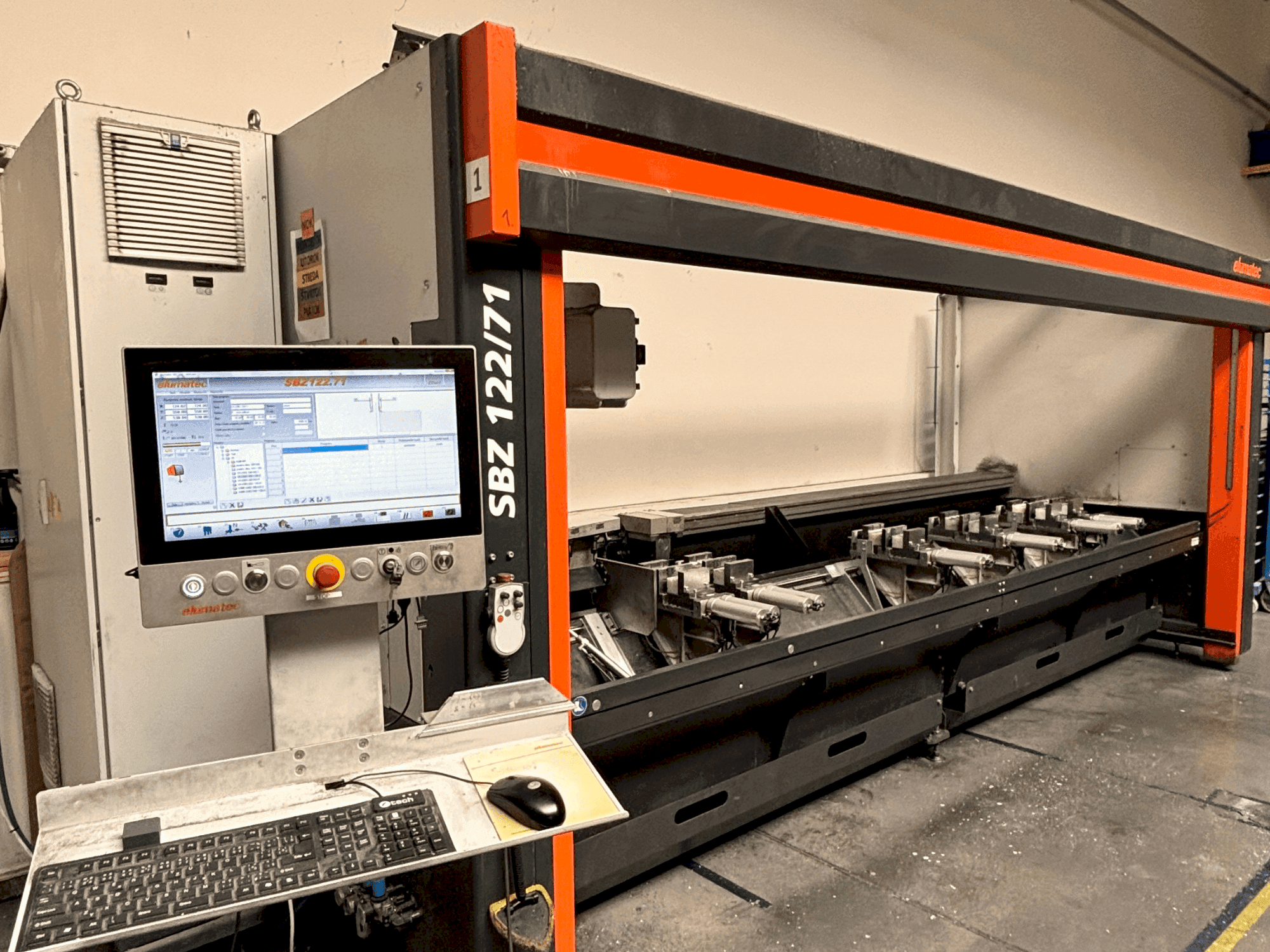 Frontansicht der Elumatec SBZ 122/71 Maschine