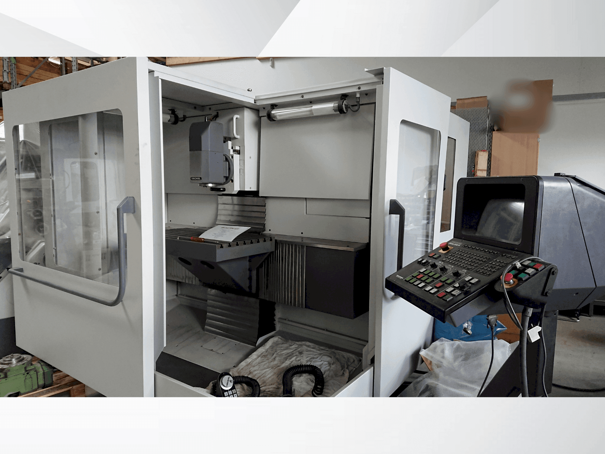 Frontansicht der DECKEL FP4-60T Maschine