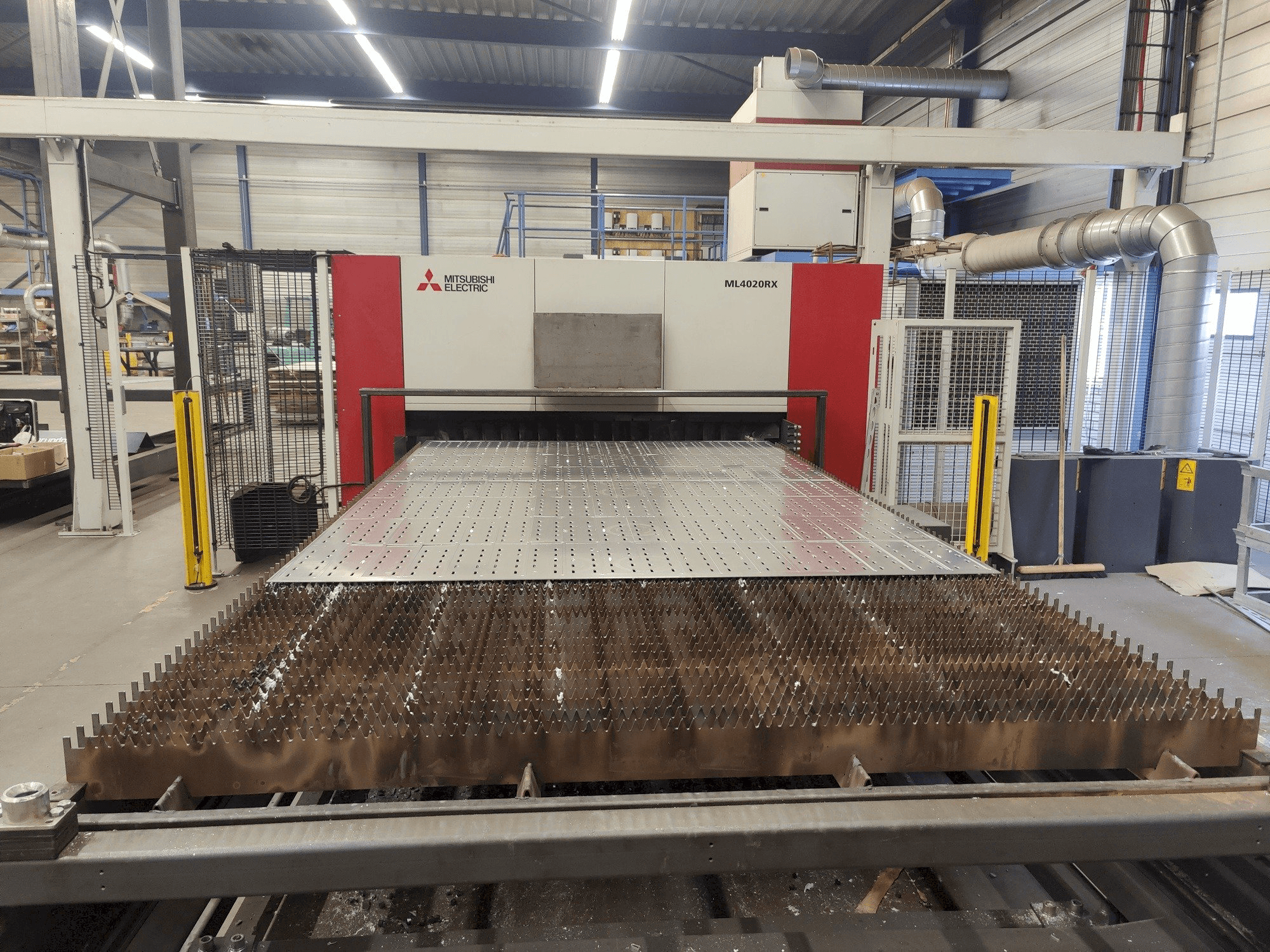 Frontansicht der Mitsubishi ML4020RX-F60 6,0kW CO2 Maschine