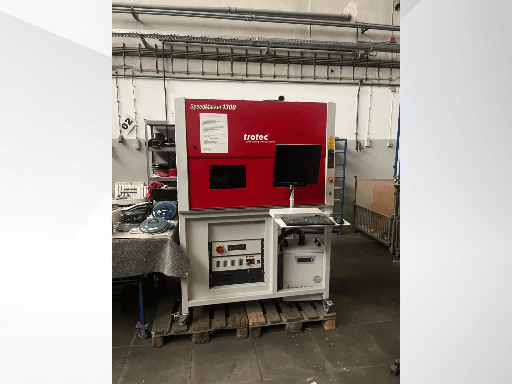 Trotec SpeedMarker 1300 Lasergraviermaschine, Vorderansicht, mit Monitor, Tastatur und technischen Bedienelementen sichtbar.