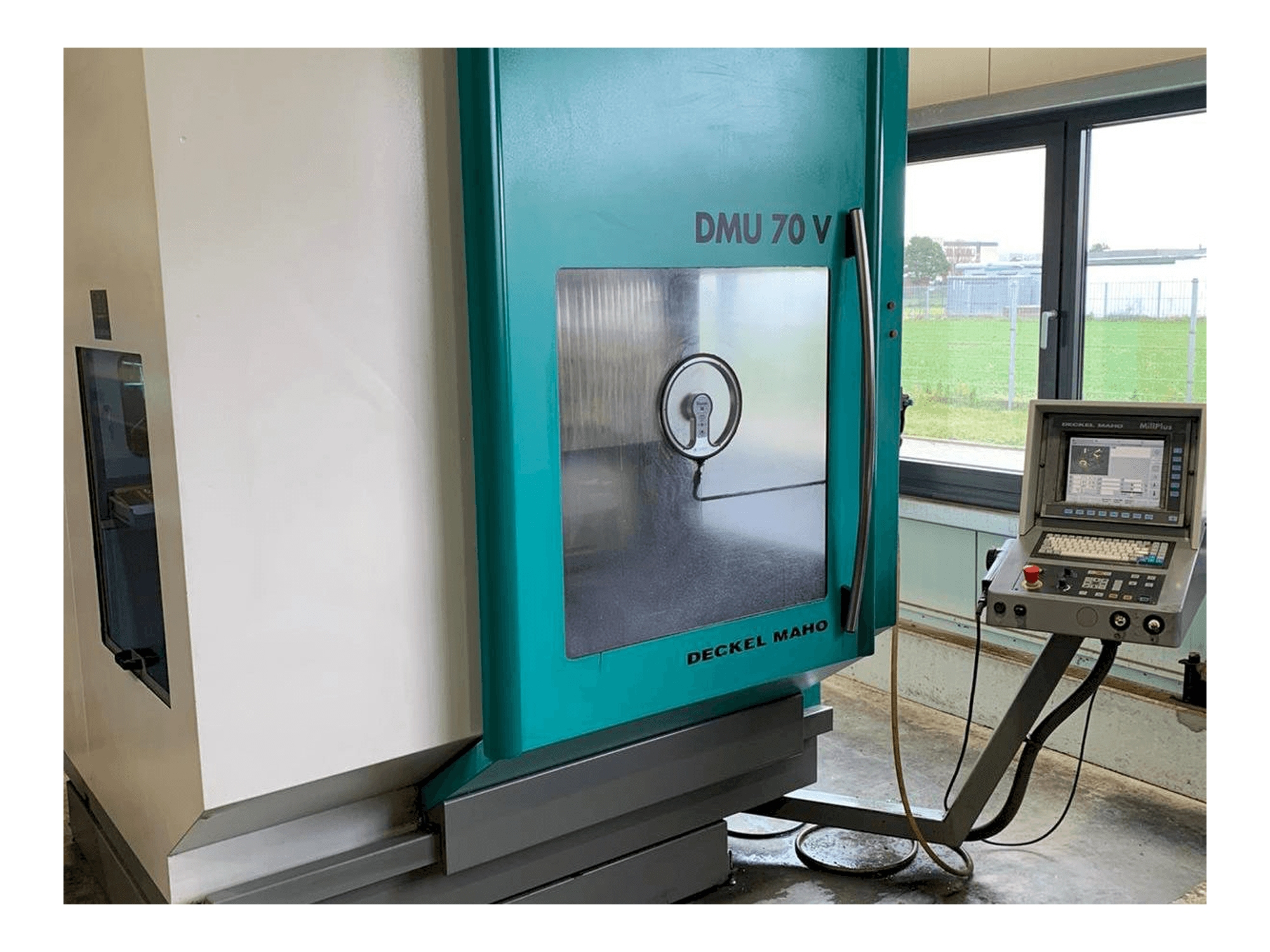 Frontansicht der DECKEL MAHO DMU 70V Maschine